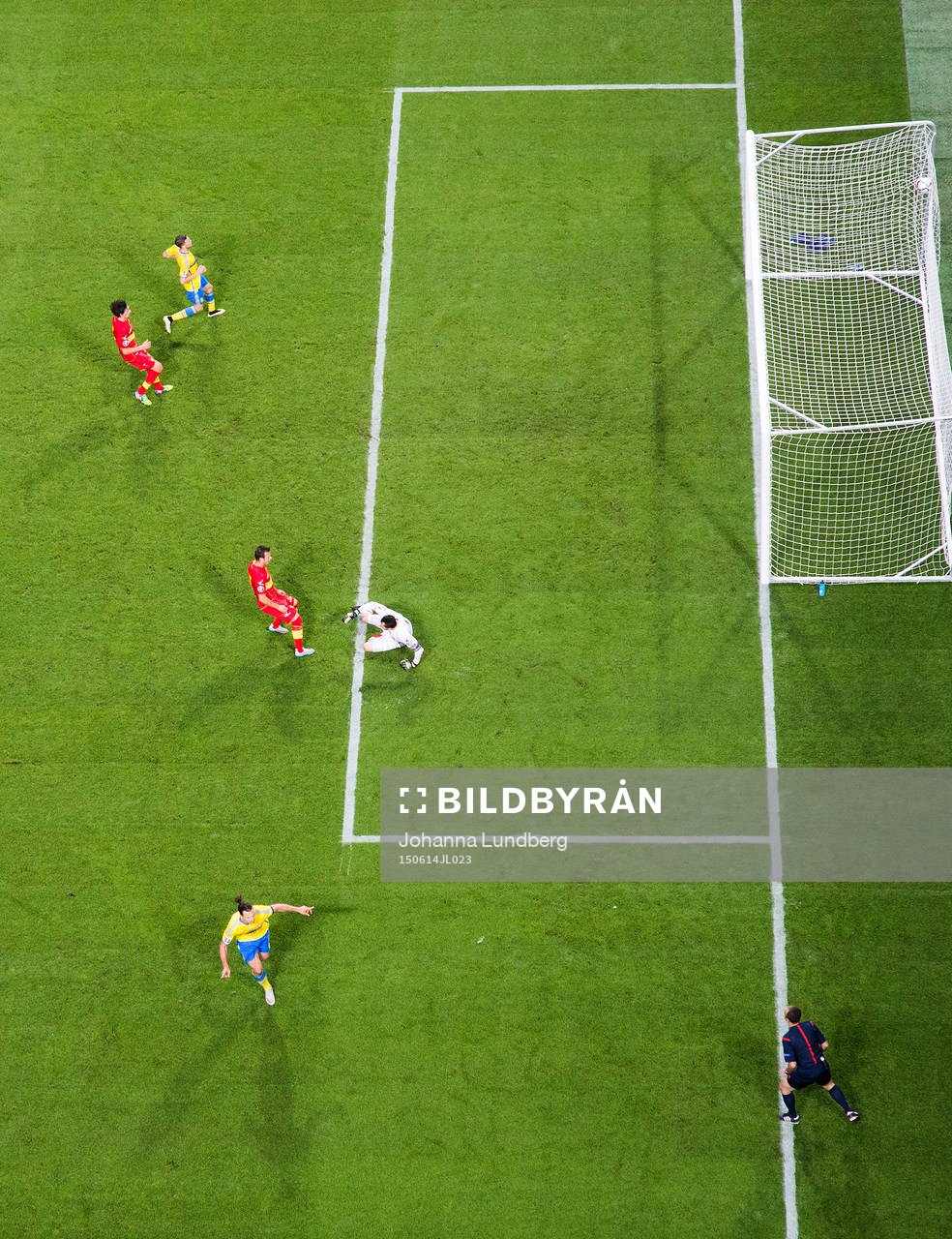Sveriges Zlatan Ibrahimovic gör 3-0 och jublar