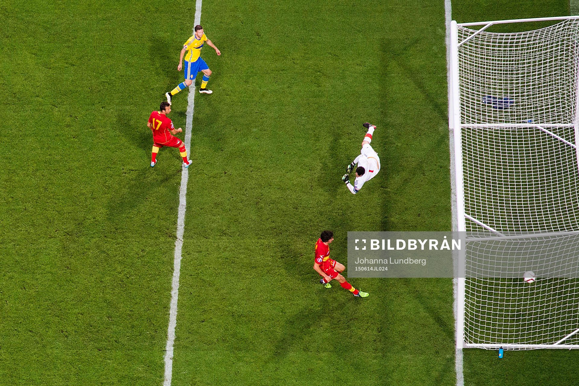 Sveriges Marcus Berg gör 1-0 bakom Montenegros målvakt