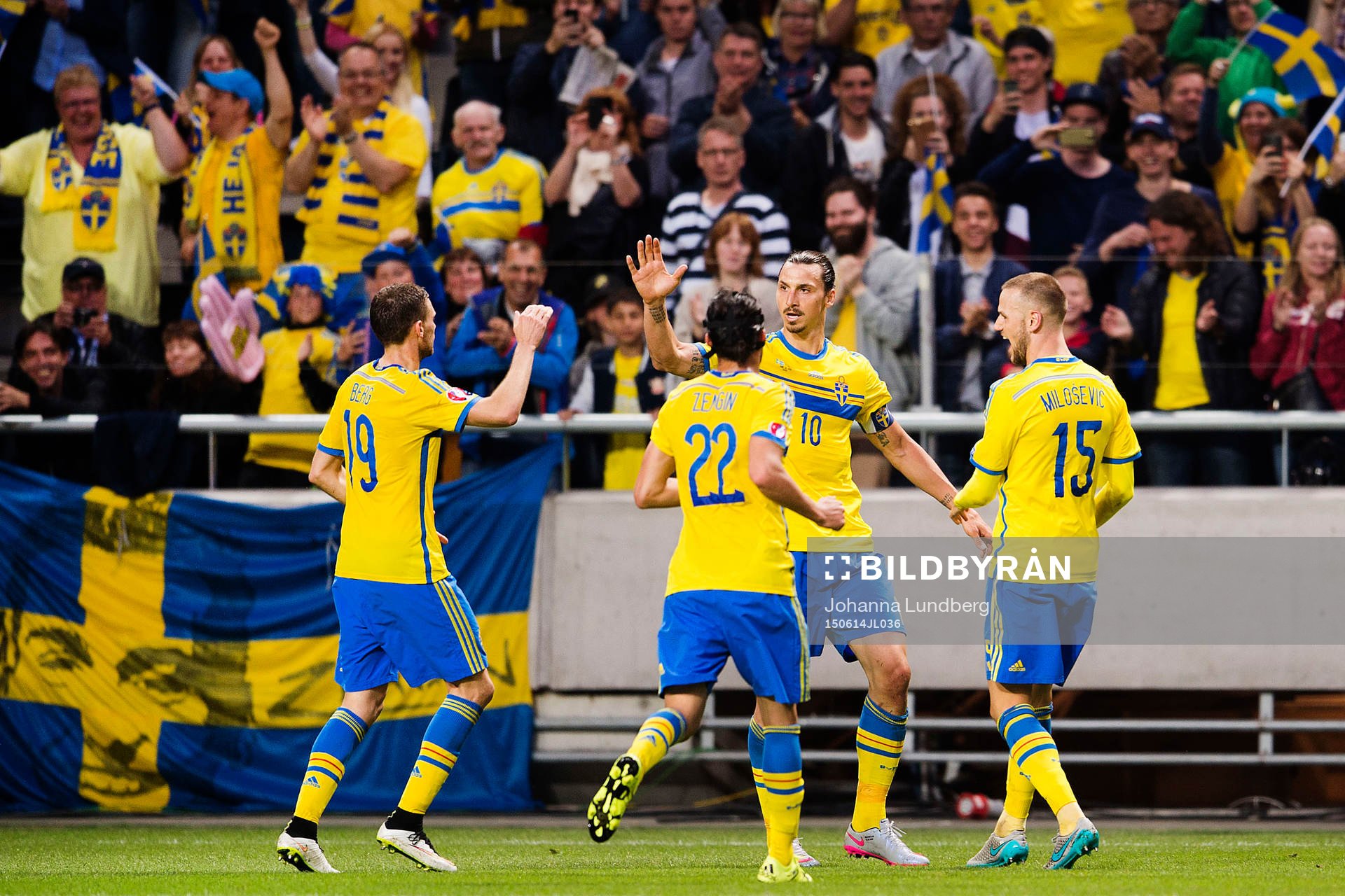 Sveriges Zlatan Ibrahimovic jublar med Marcus Berg, Erkan