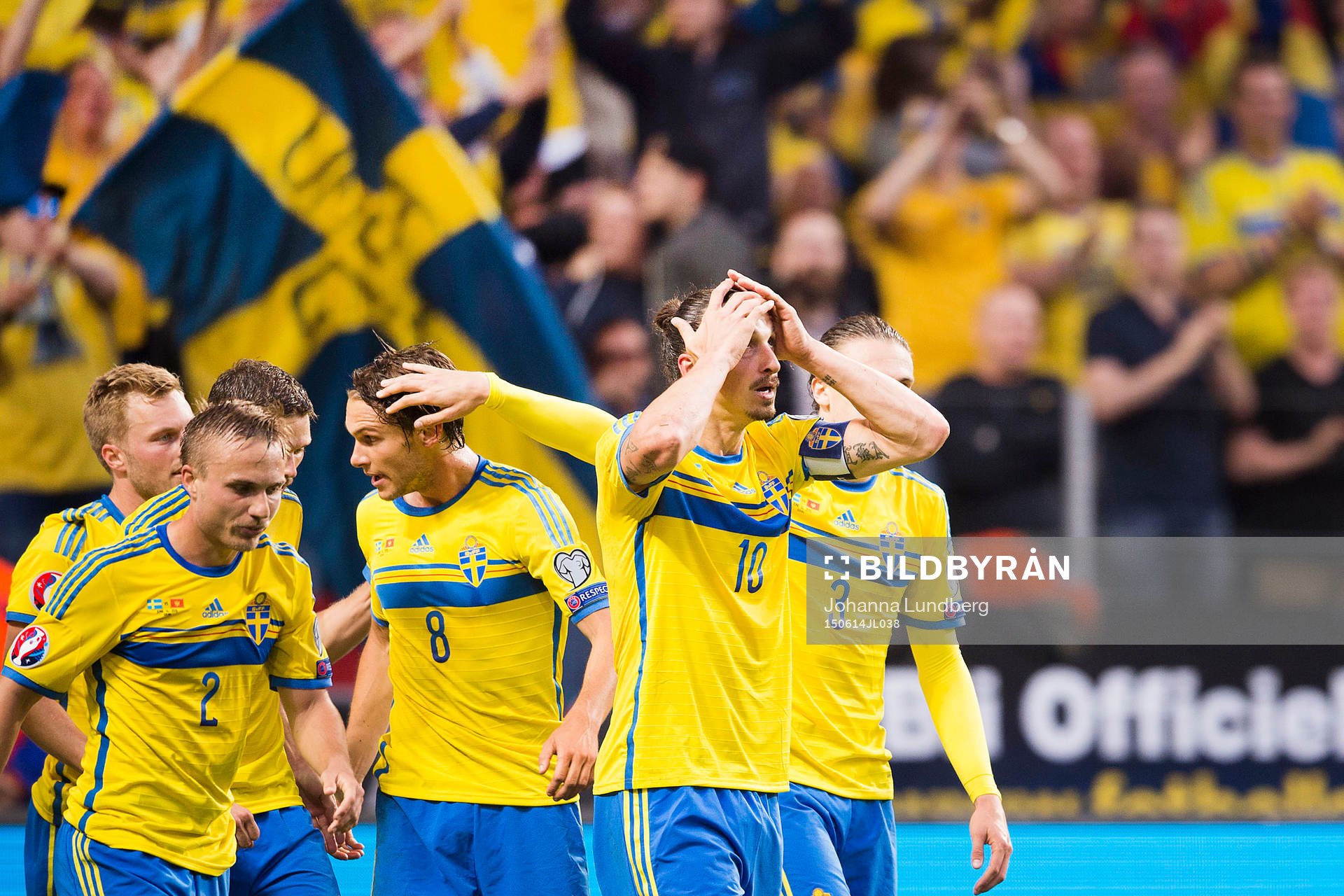 Sveriges spelare jublar efter att Marcus Berg gjort 1-0 under EM-kvalet i fotboll mellan Sverige och Montenegro den 14 juni 2015 i Stockholm.