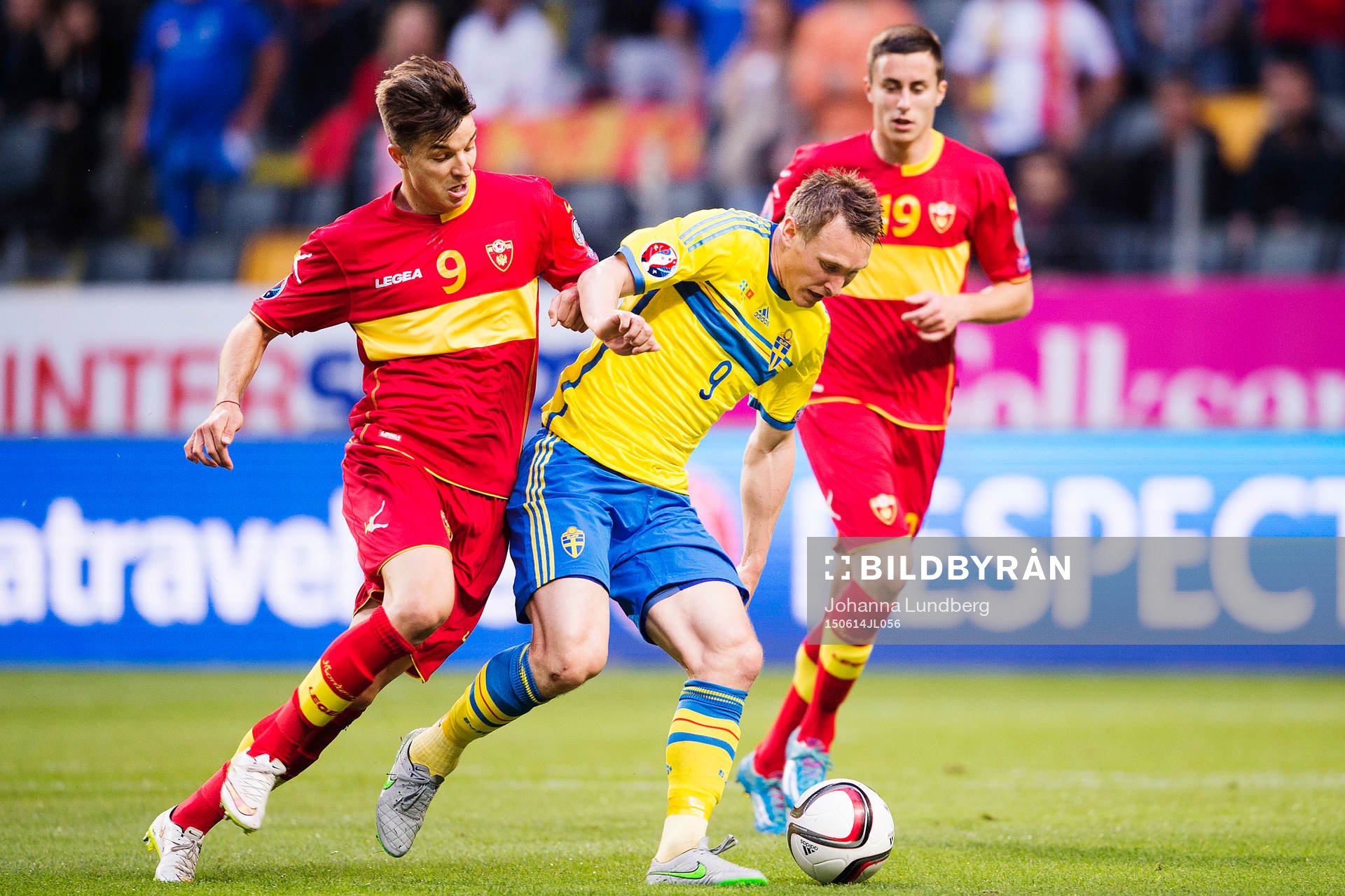 Montenegros Stefan Mugosa och Sveriges Kim Källström under EM-kvalet i fotboll mellan Sverige och Montenegro den 14 juni 2015 i Stockholm.