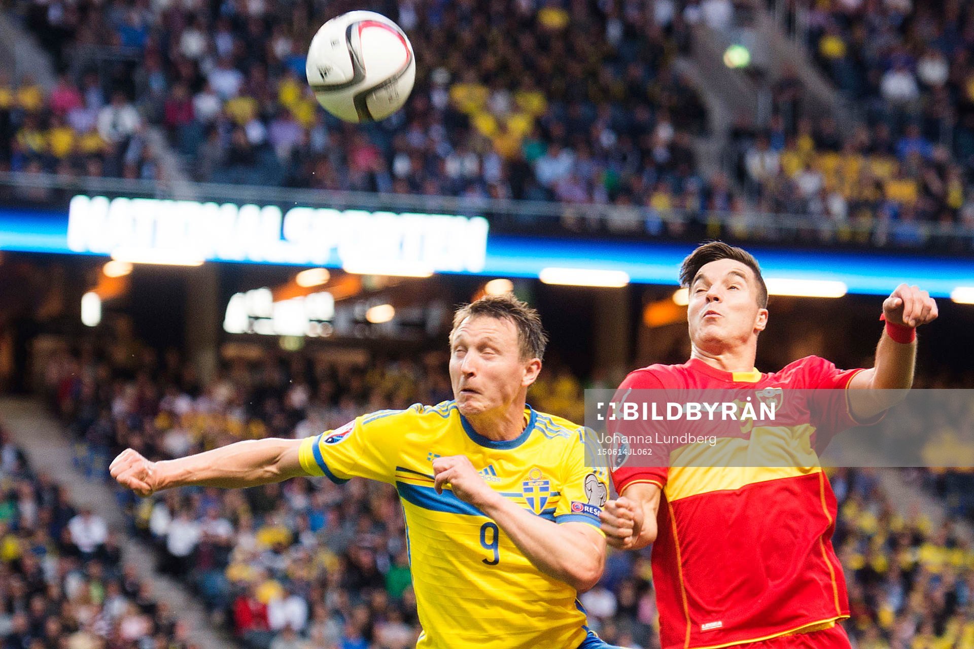 Sveriges Kim Källström och Montenegros Stefan Mugosa under EM-kvalet i fotboll mellan Sverige och Montenegro den 14 juni 2015 i Stockholm.