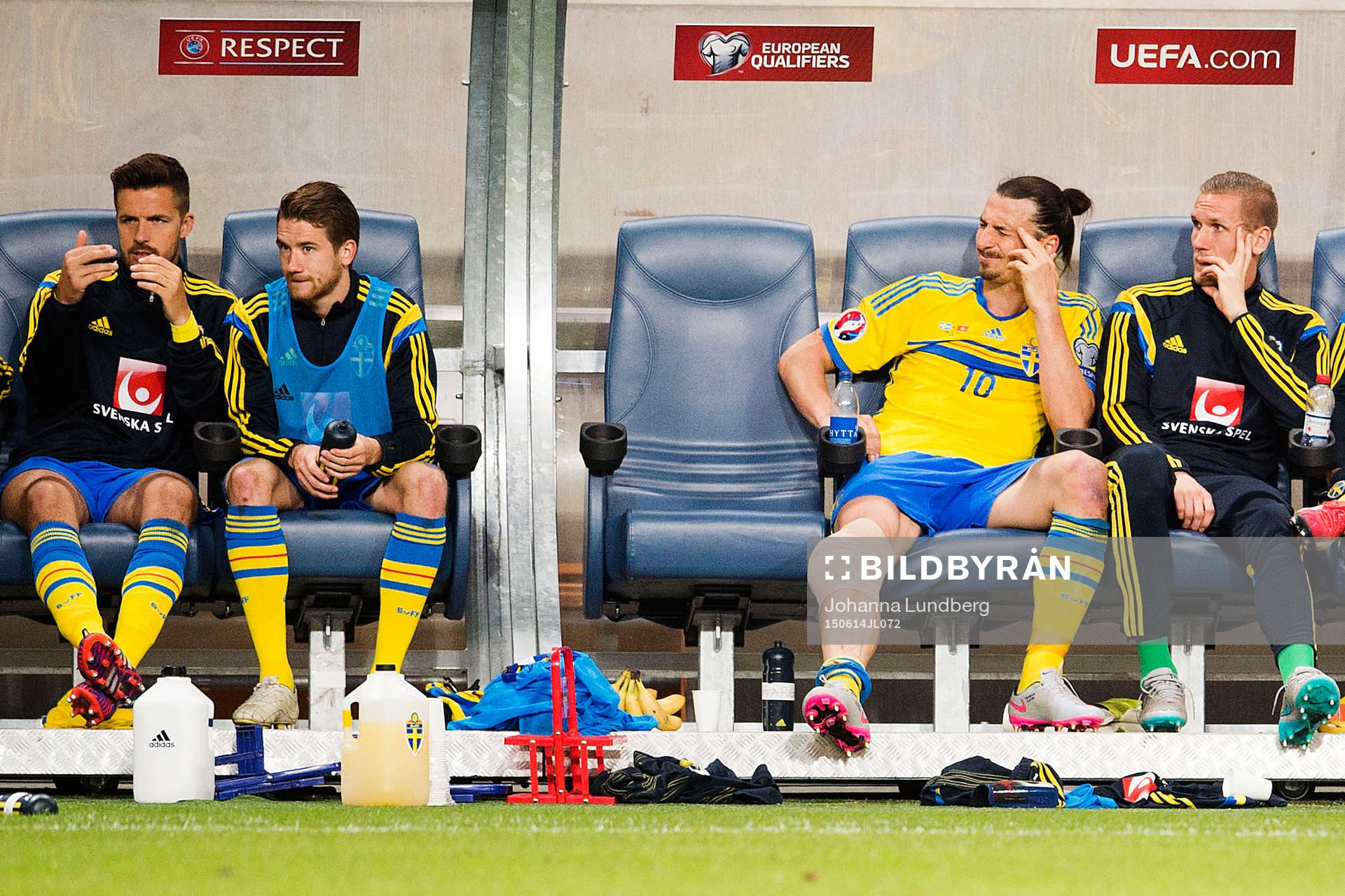 Sveriges Zlatan Ibrahimovic får sitt knä lindat
