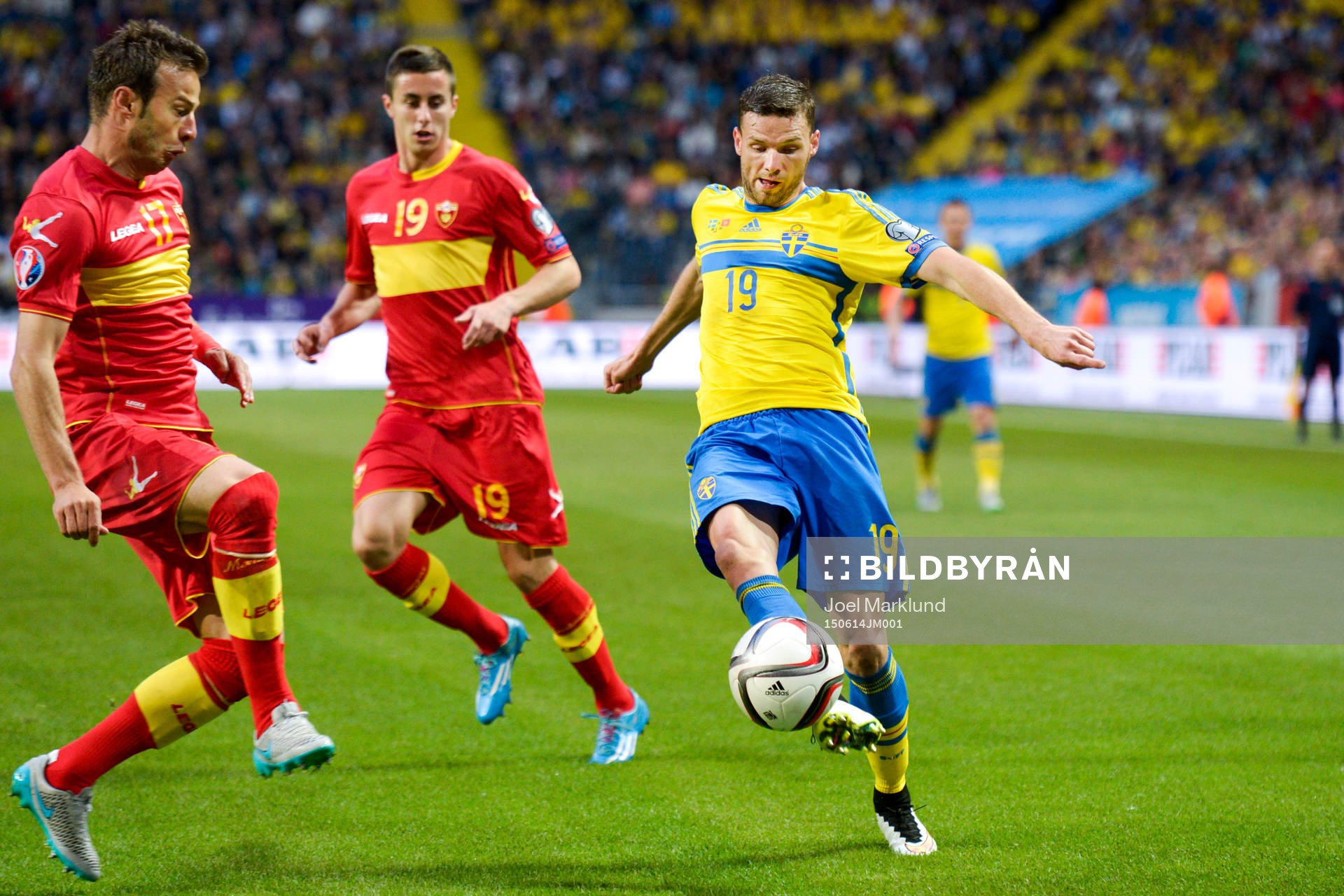 Montenegros Elsad Zverotic och Adam Marusic utmanar