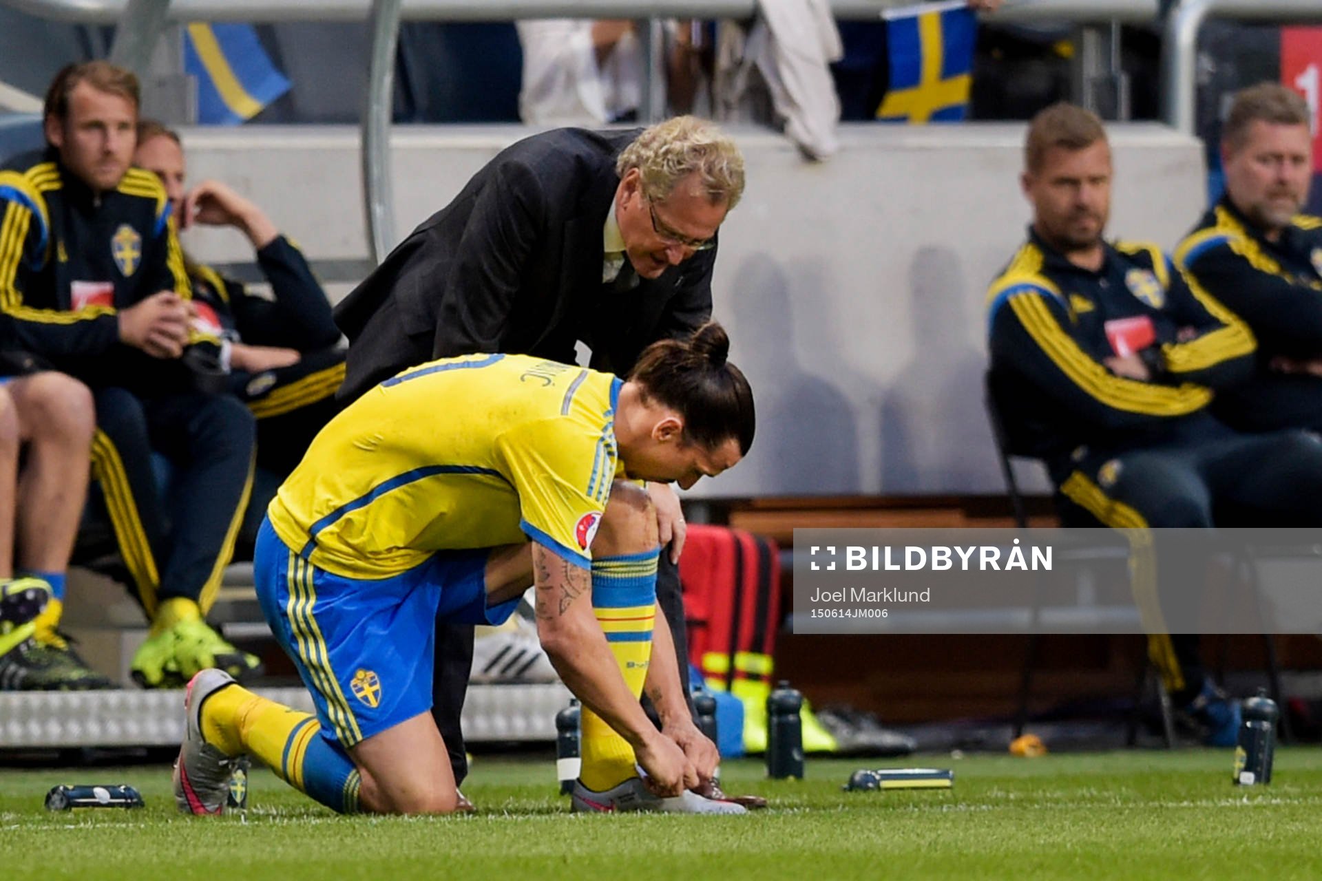 Sveriges förbundskapten Erik Hamrén i samtal med Zlatan Ibrahimovic under EM-kvalet i fotboll mellan Sverige och Montenegro den 14 juni 2015 i Stockholm.