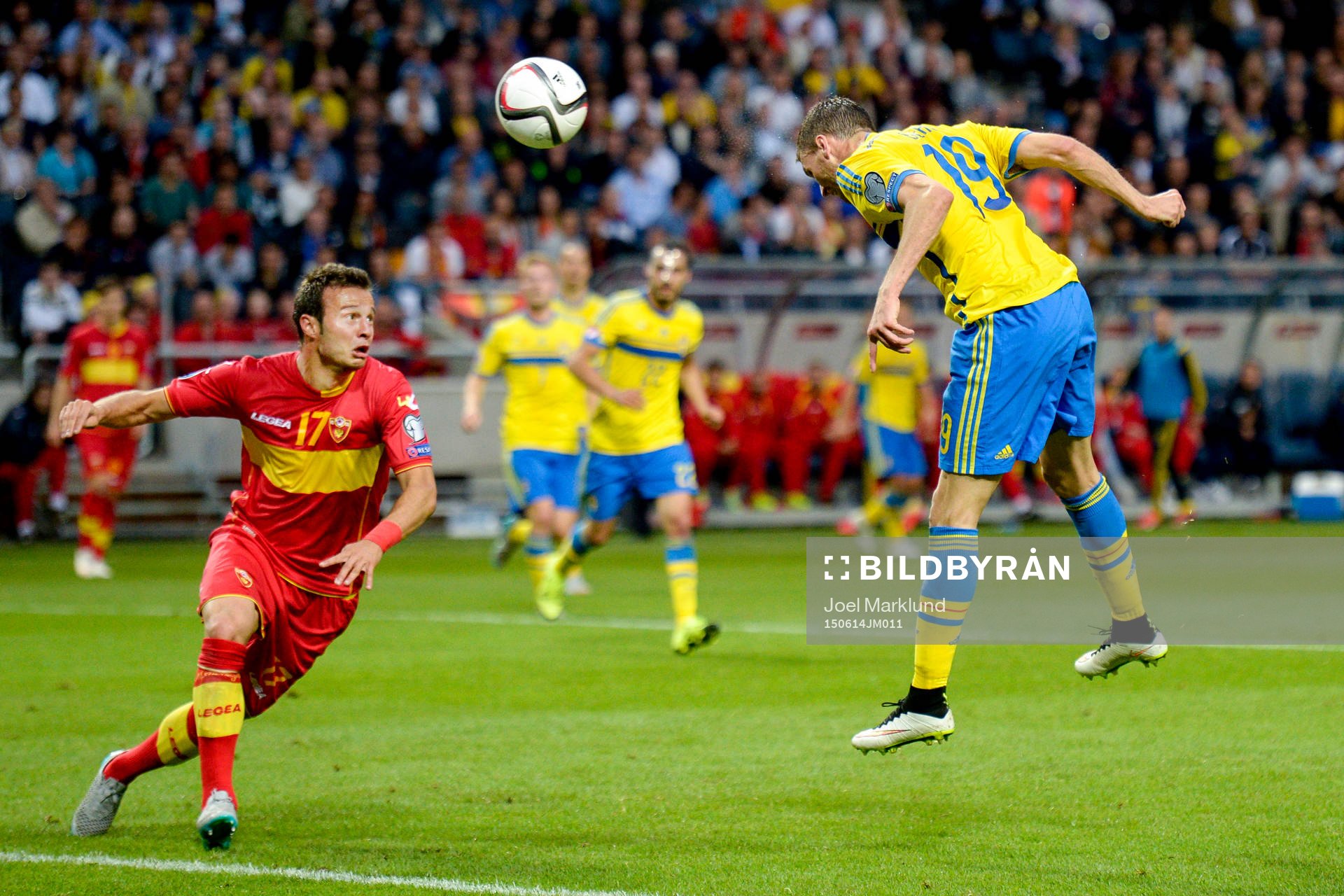 Sveriges Marcus Berg nickar in 1-0