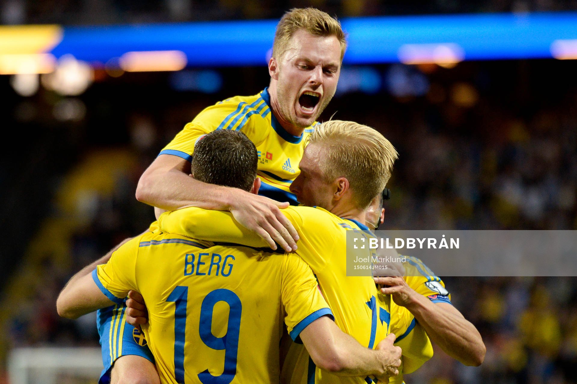 Sveriges Sebastian Larsson jublar med Marcus Berg och Oscar
