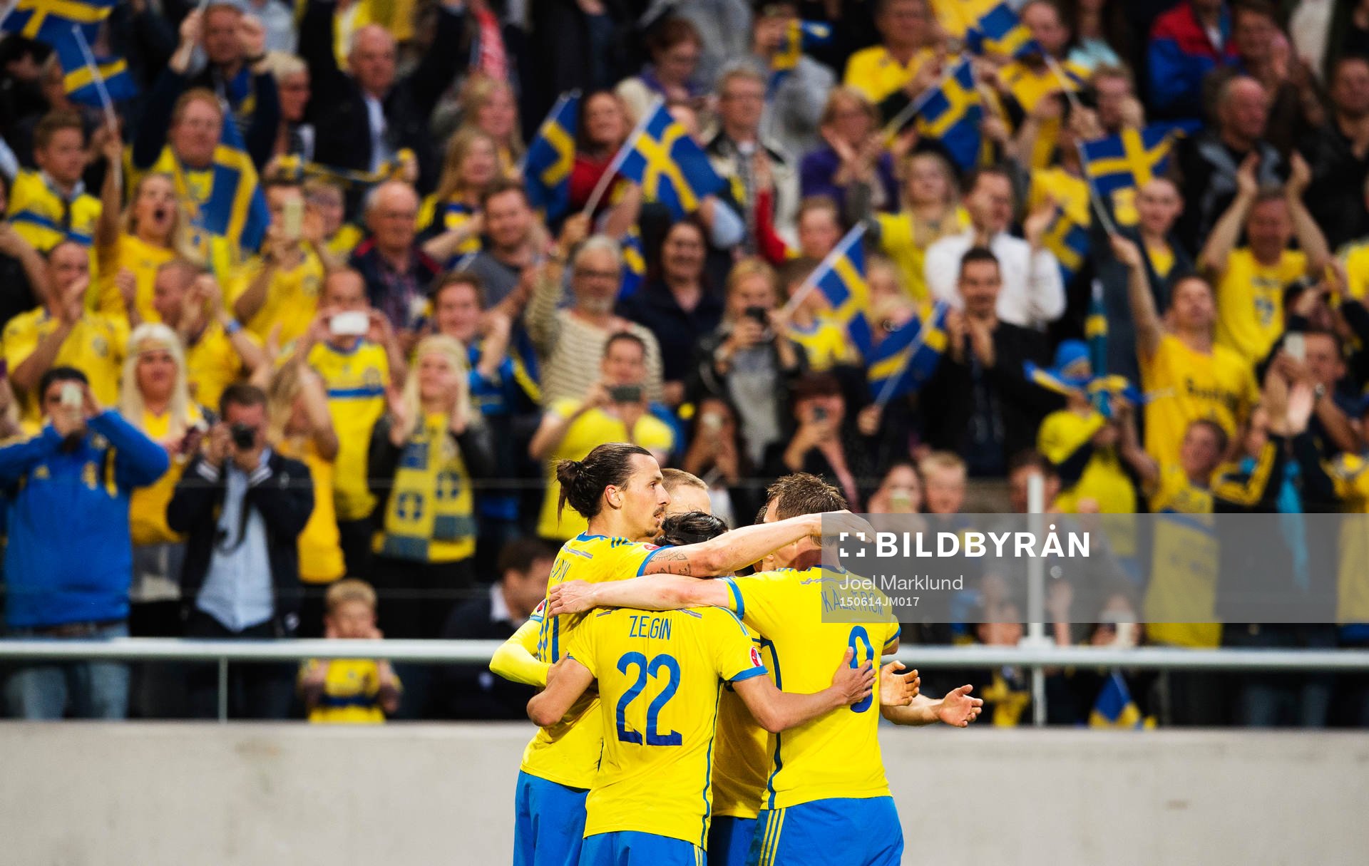 Sveriges Zlatan Ibrahimovic jublar med lagkamrater