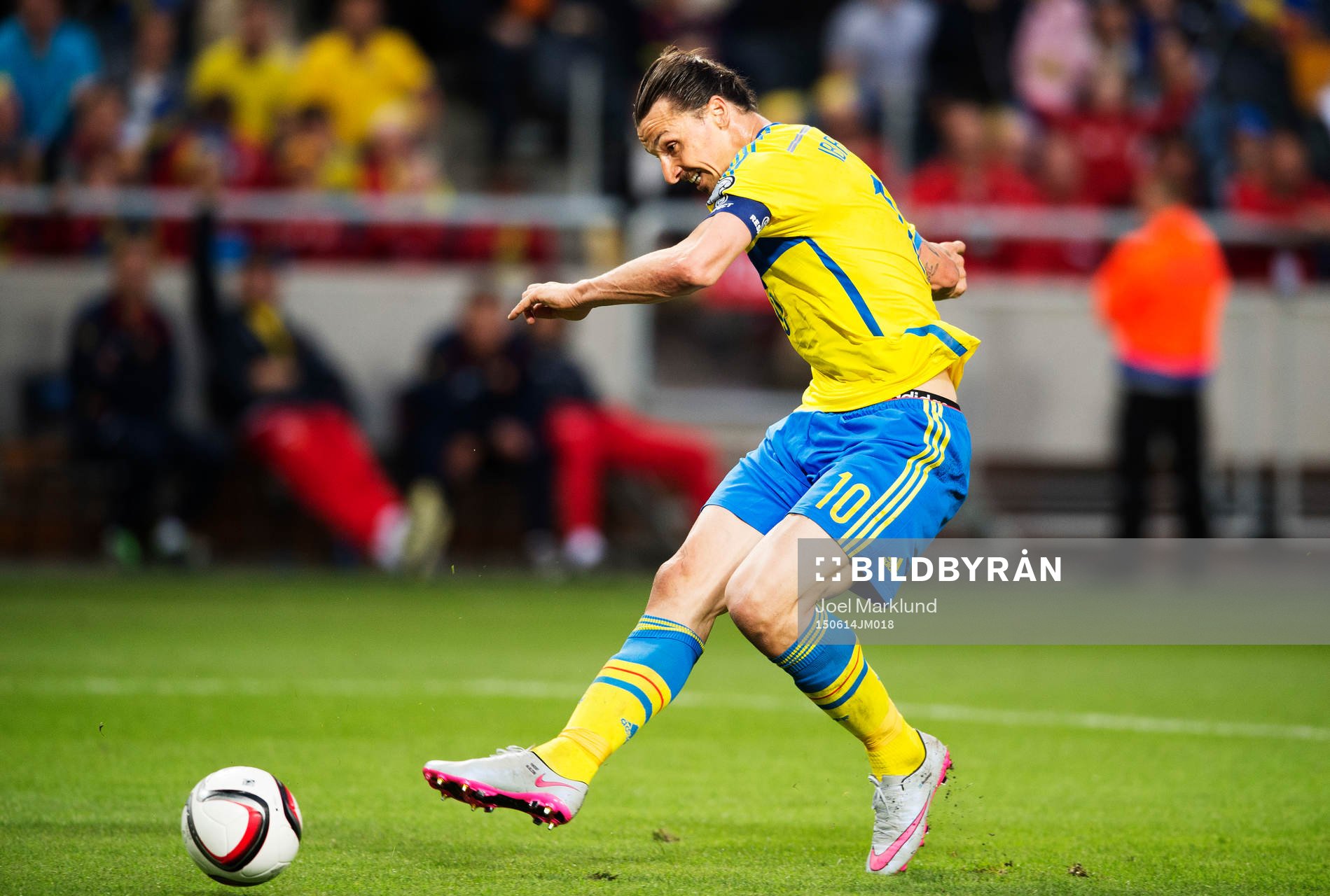 Sveriges Zlatan Ibrahimovic skjuter in 3-0