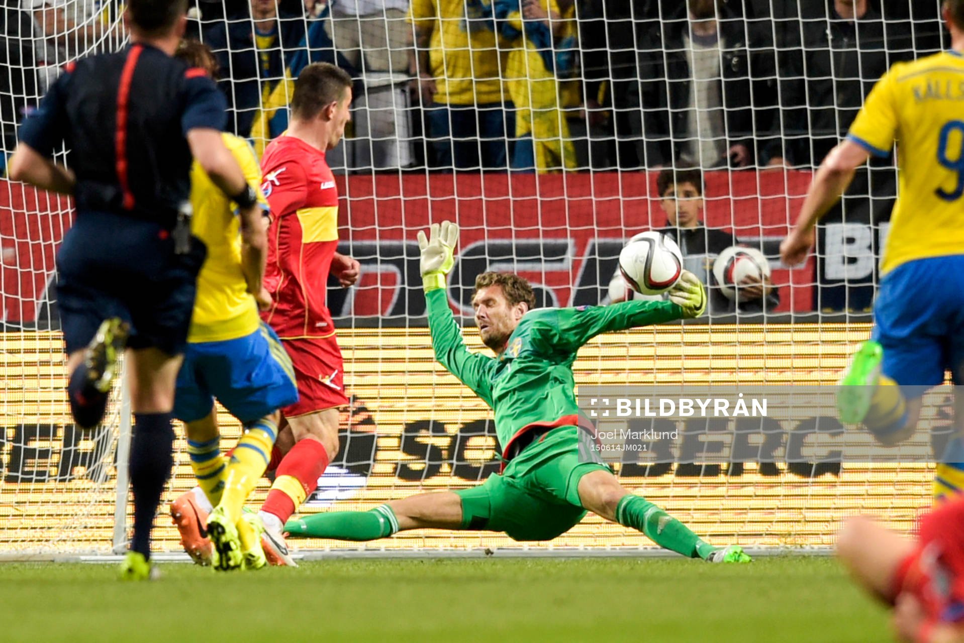 Sveriges målvakt Andreas Isaksson räddar skott