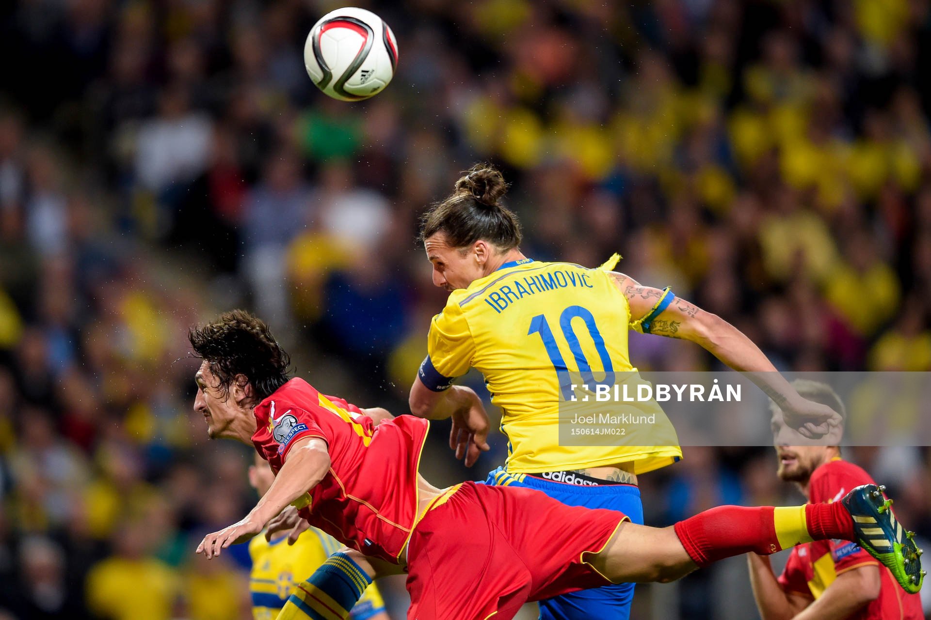 Montenegros Stefan Savic i nickduell med Sveriges Zlatan