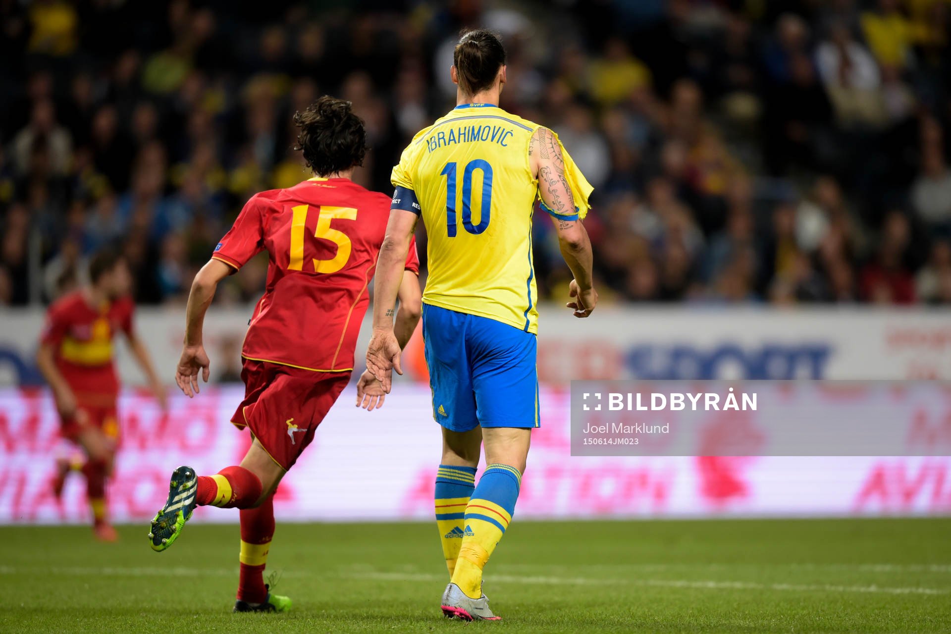 Sveriges Zlatan Ibrahimovic med trasig matchtröja