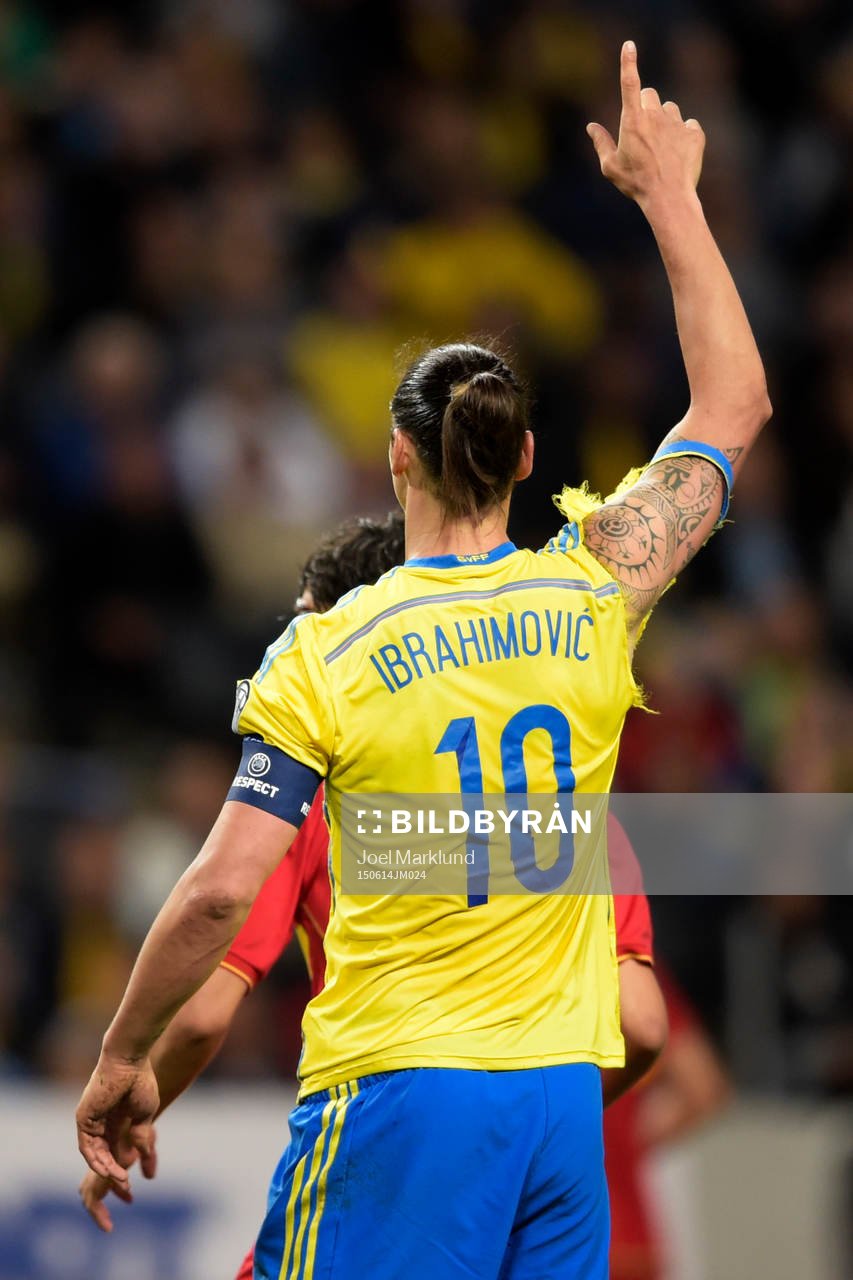 Sveriges Zlatan Ibrahimovic med trasig matchtröja