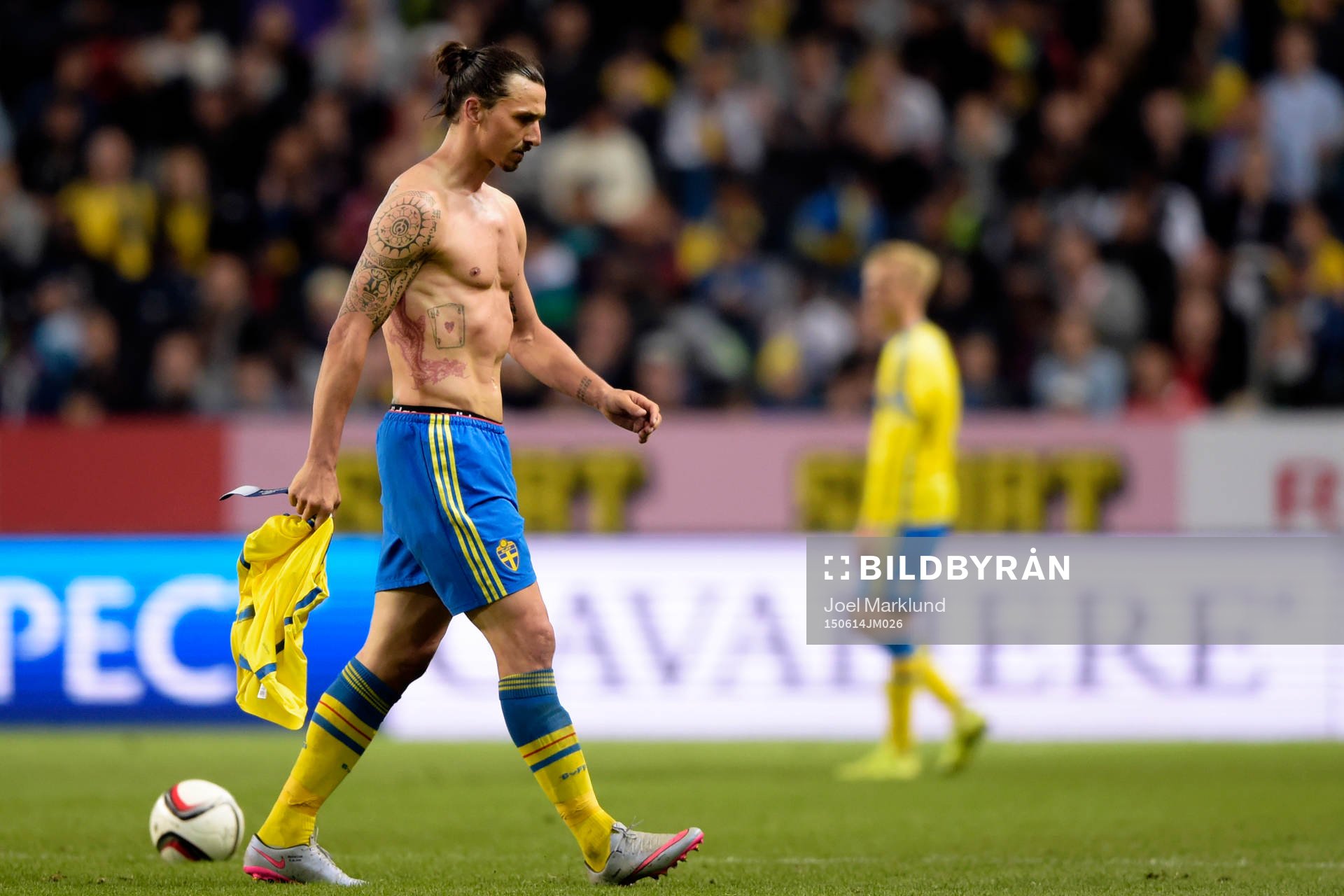 Sveriges Zlatan Ibrahimovic med trasig matchtröja