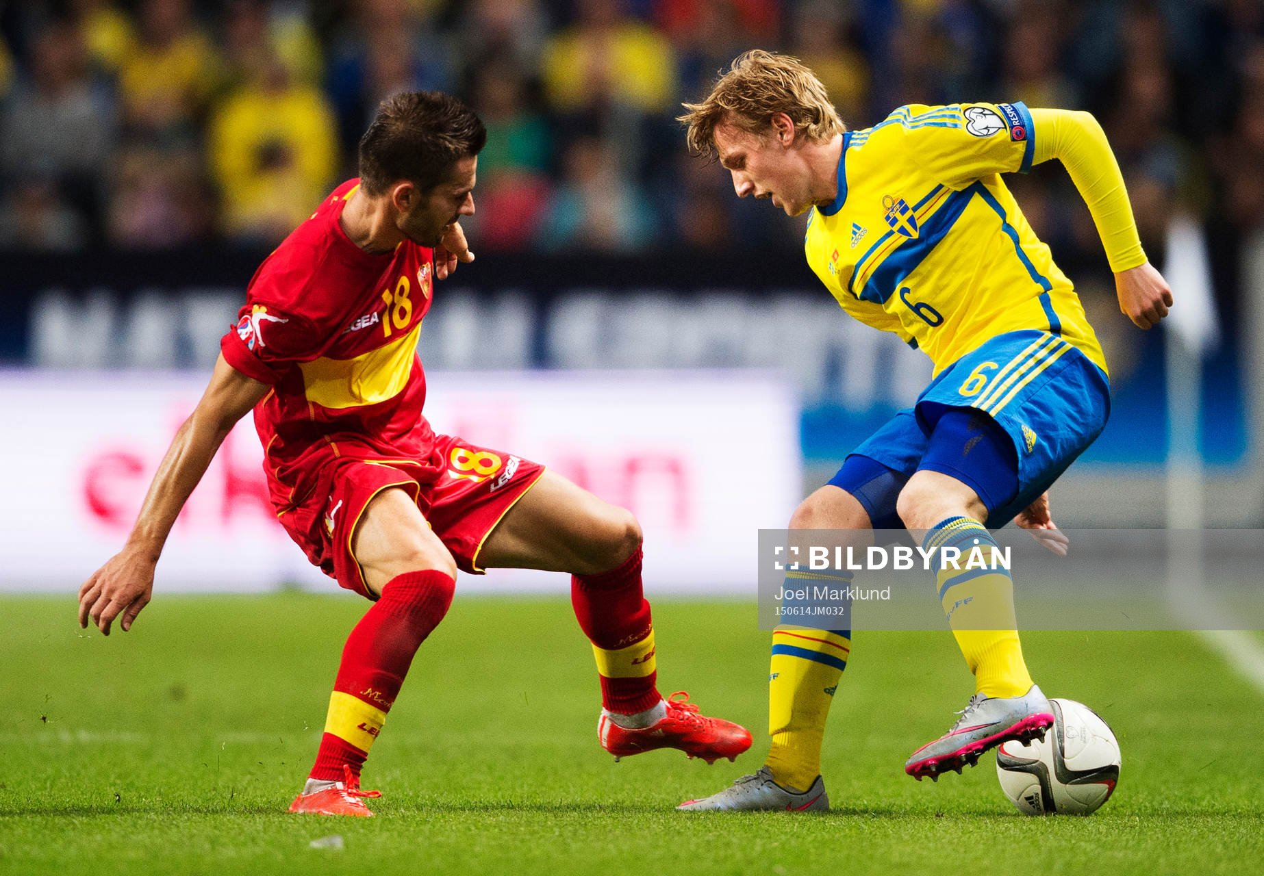 Montenegros Vladimir Boljevic och Sveriges Emil Forsberg