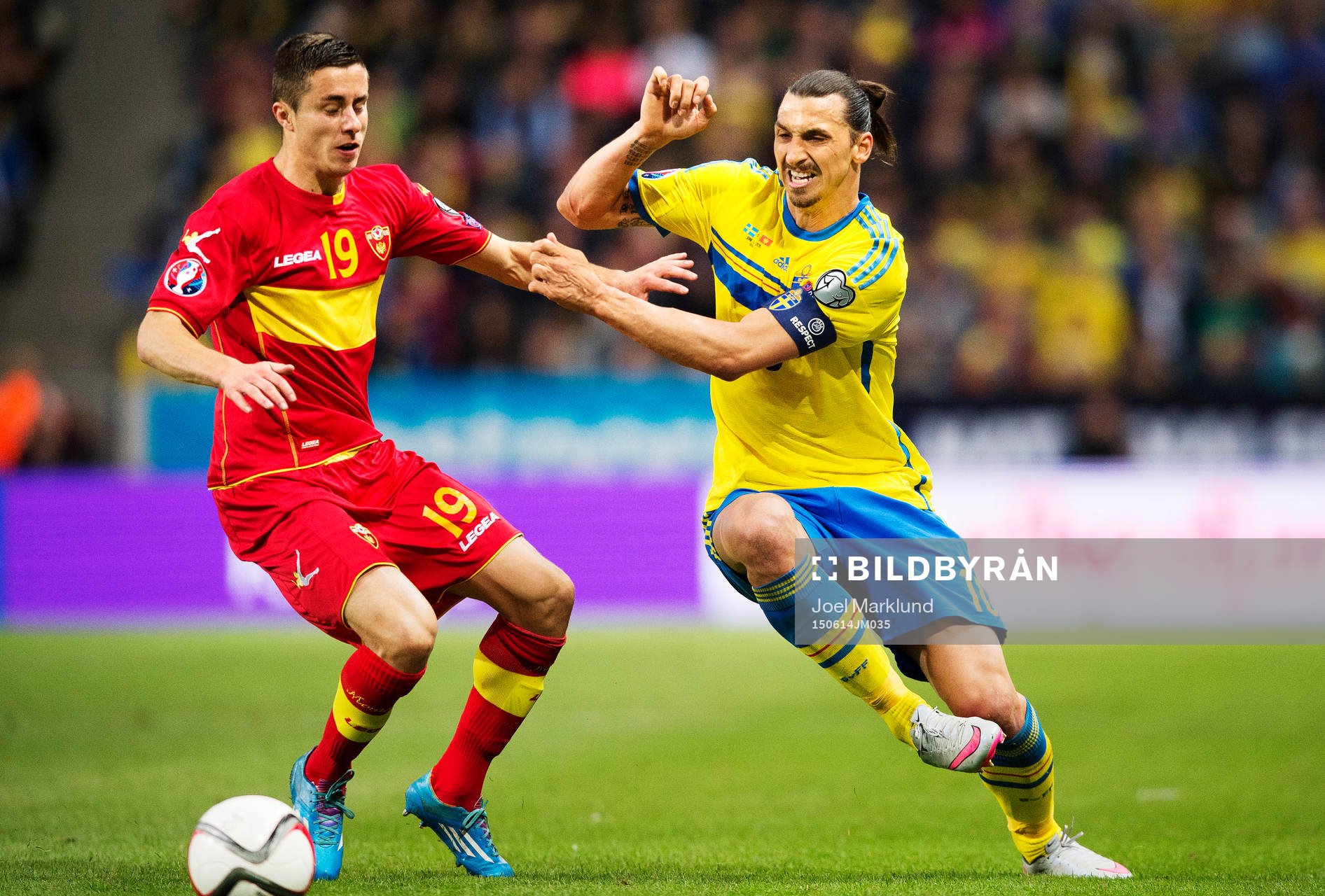 Montenegros Adam Marusic och Sveriges Zlatan Ibrahimovic