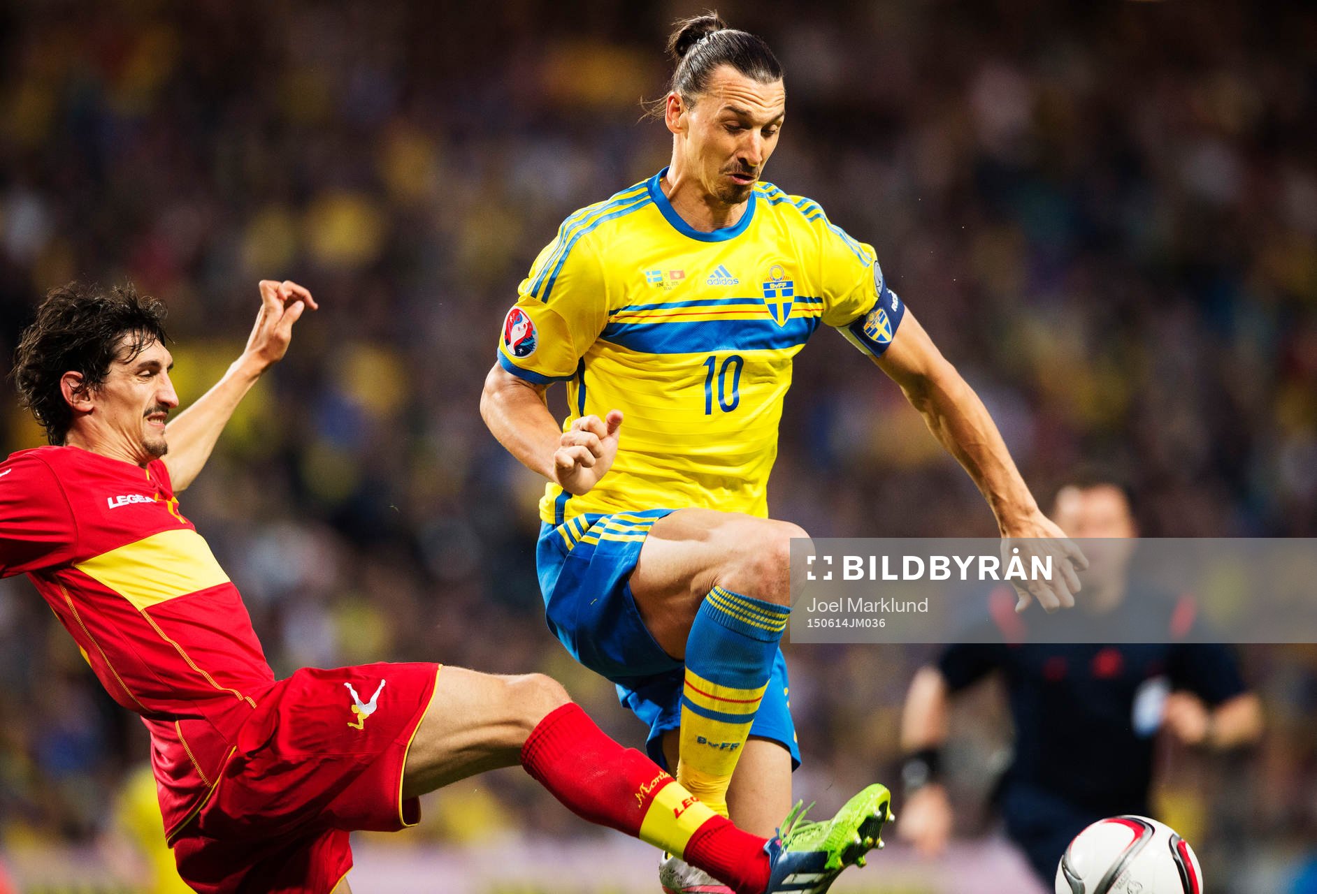 Montenegros Stefan Savic utmanas av Sveriges Zlatan