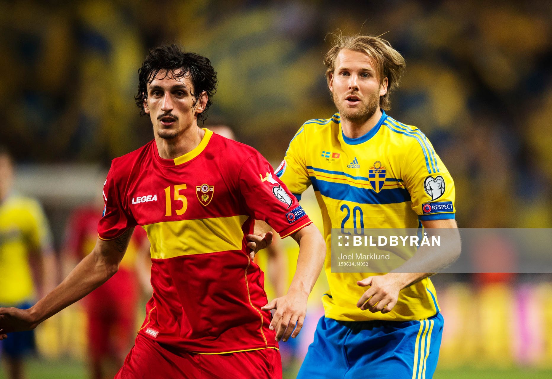 Montenegros Stefan Savic och Sveriges Ola Toivonen