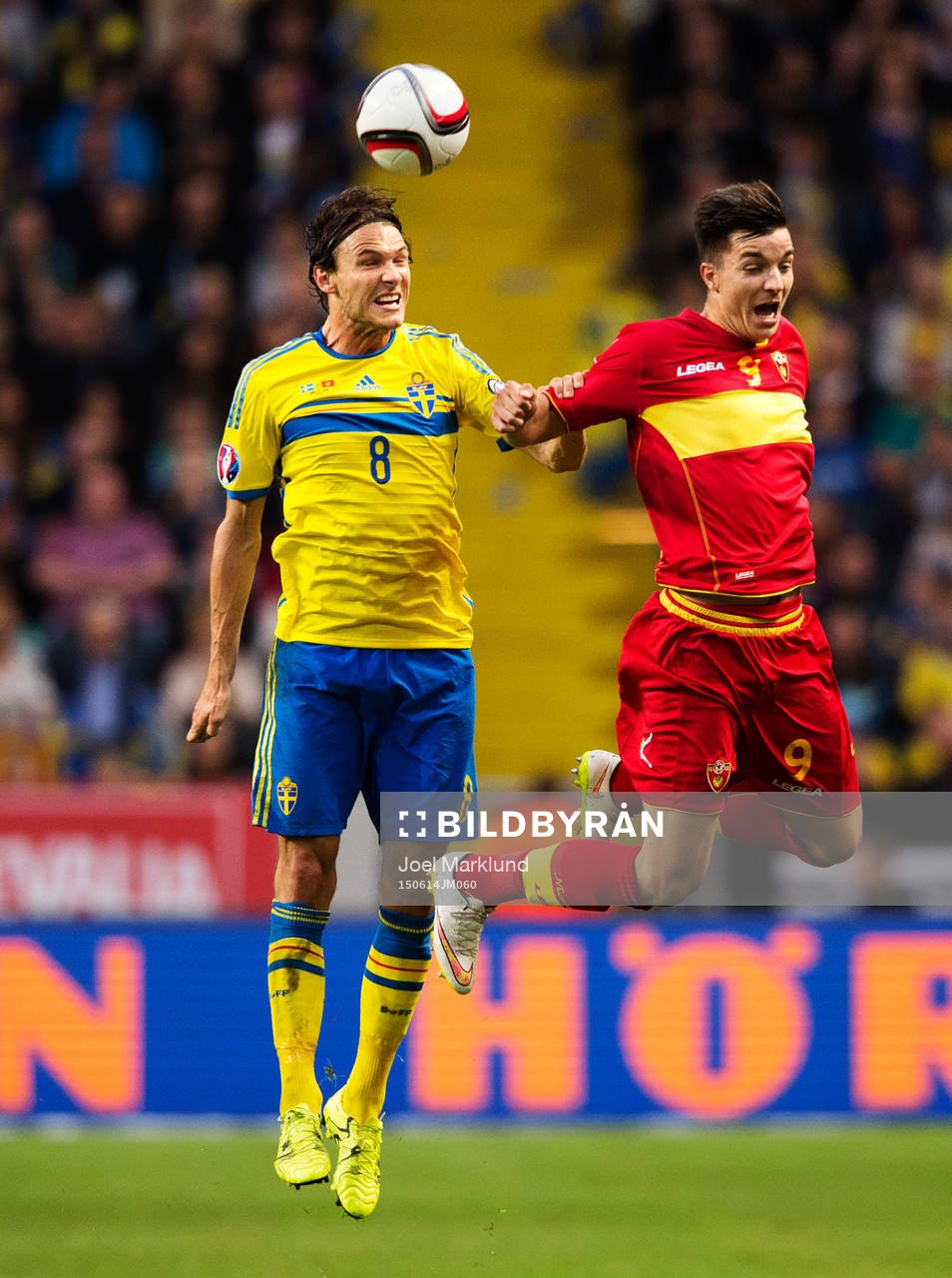 Sveriges Albin Ekdal och Montenegros Stefan Mugosa under EM-kvalet i fotboll mellan Sverige och Montenegro den 14 juni 2015 i Stockholm.