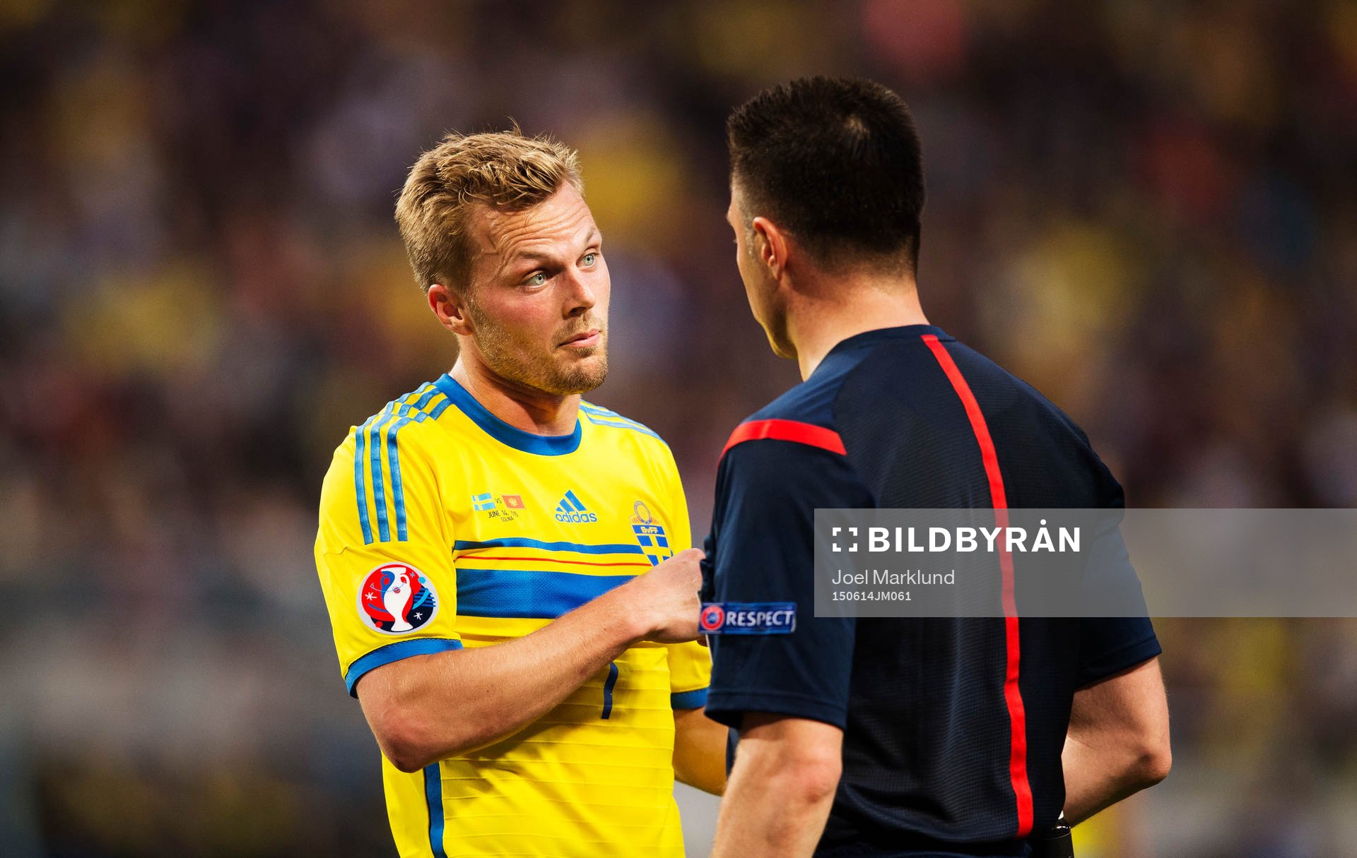 Sveriges Sebastian Larsson i samtal med domaren