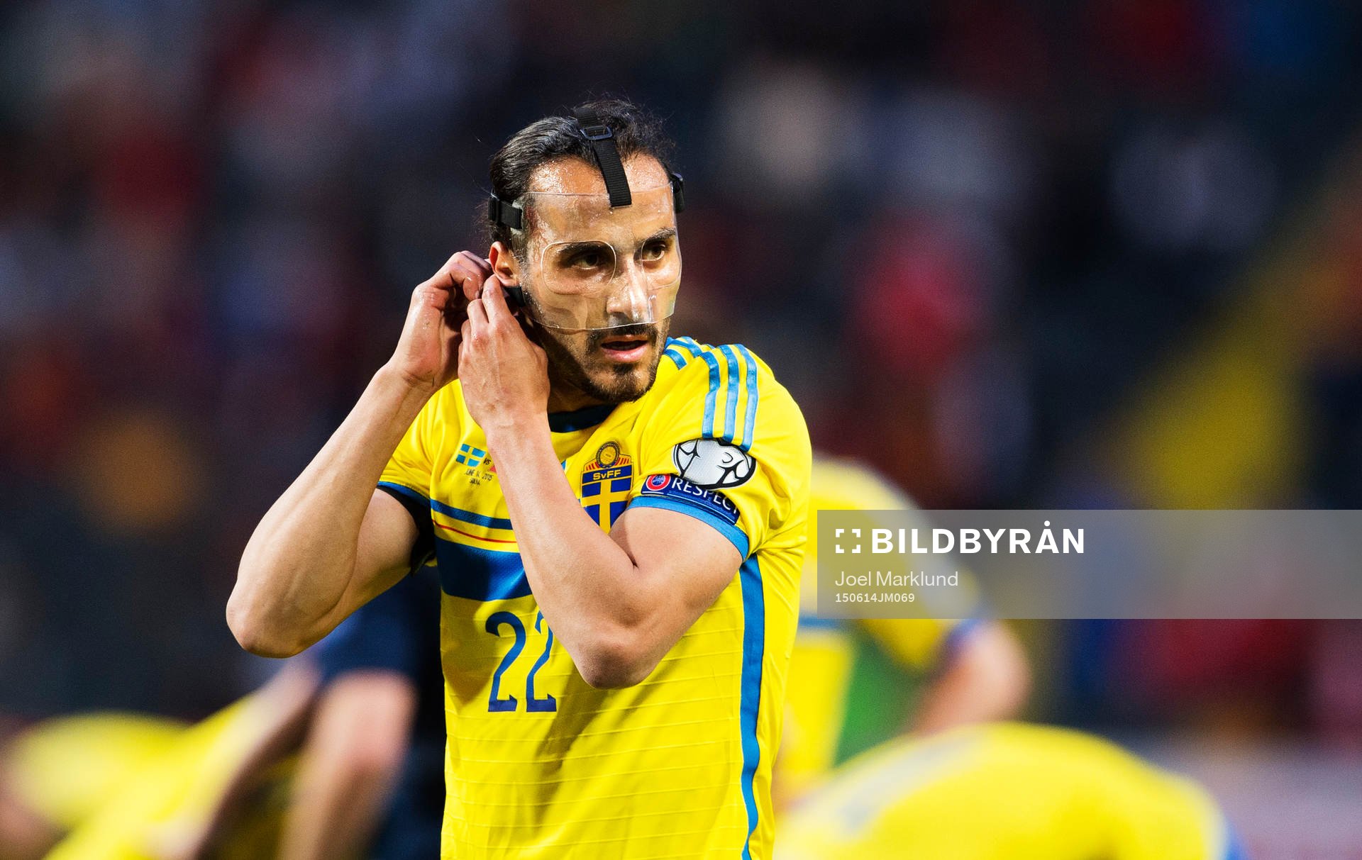 Sveriges Erkan Zengin rättar till sitt ansiktsskydd