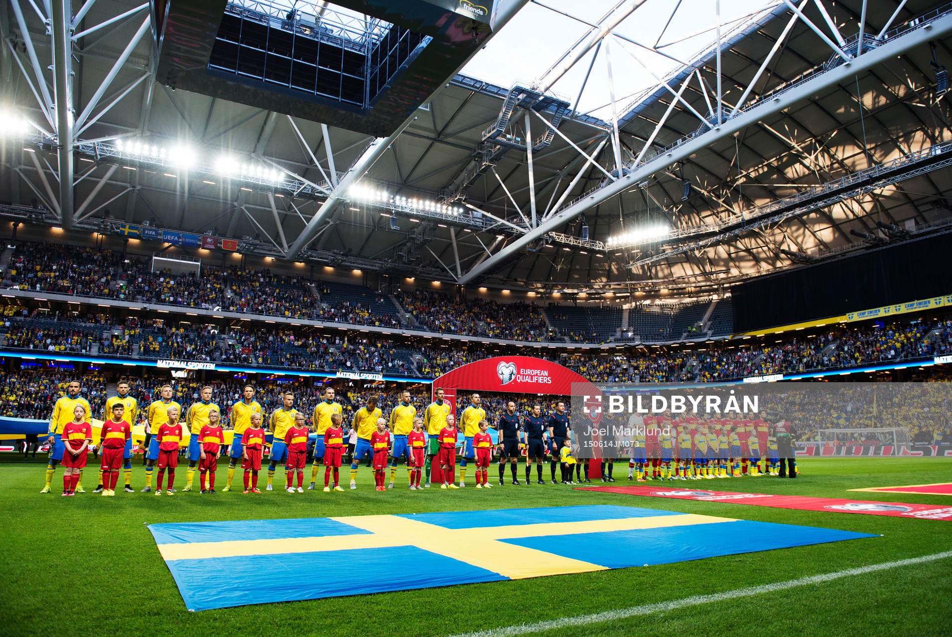 Sveriges och Montenegros spelare står uppställda vid