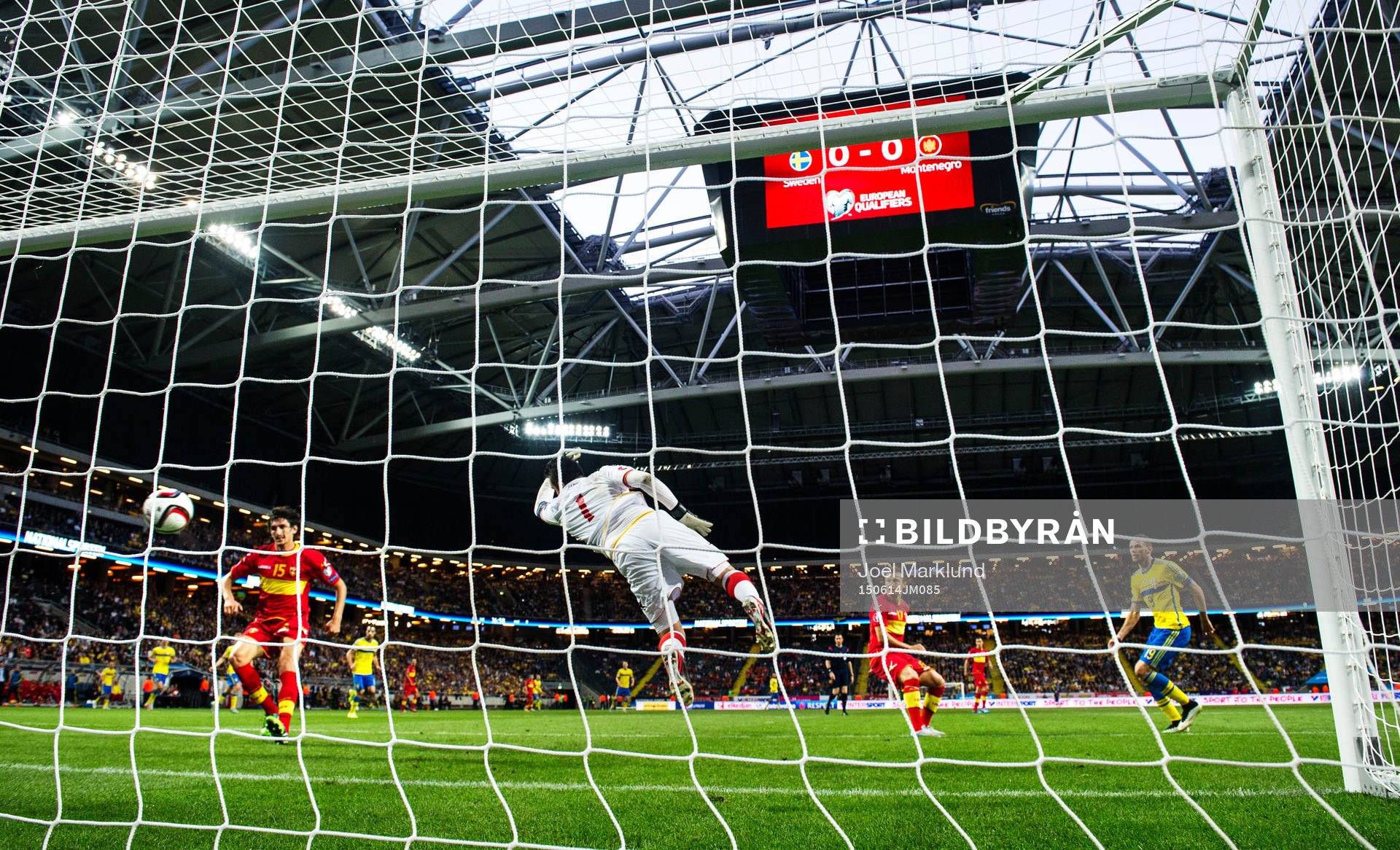 Montenegros målvakt Vukasin Poleksic släpper in 1-0 från