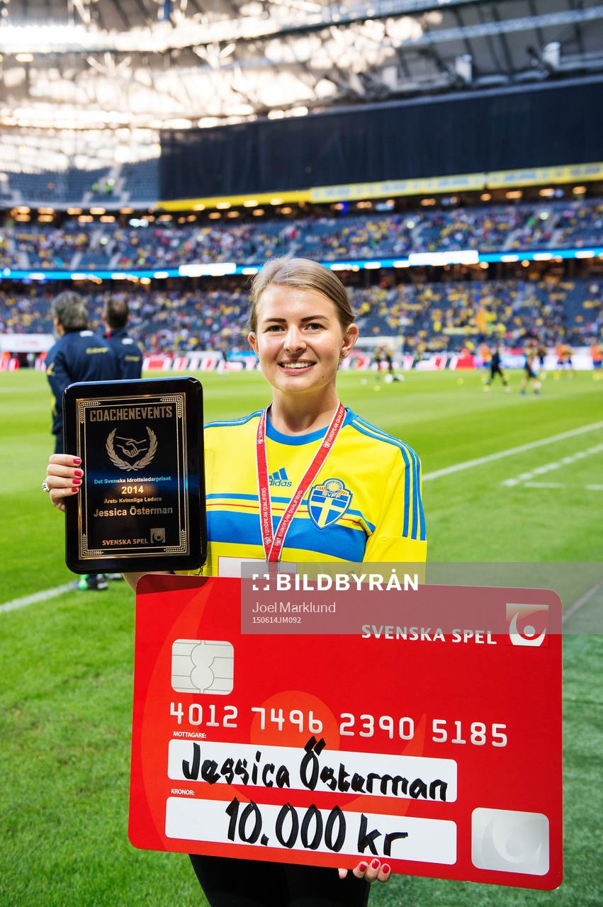 Jessica Österman (Årets Kvinnliga Ledare) har tagit emot