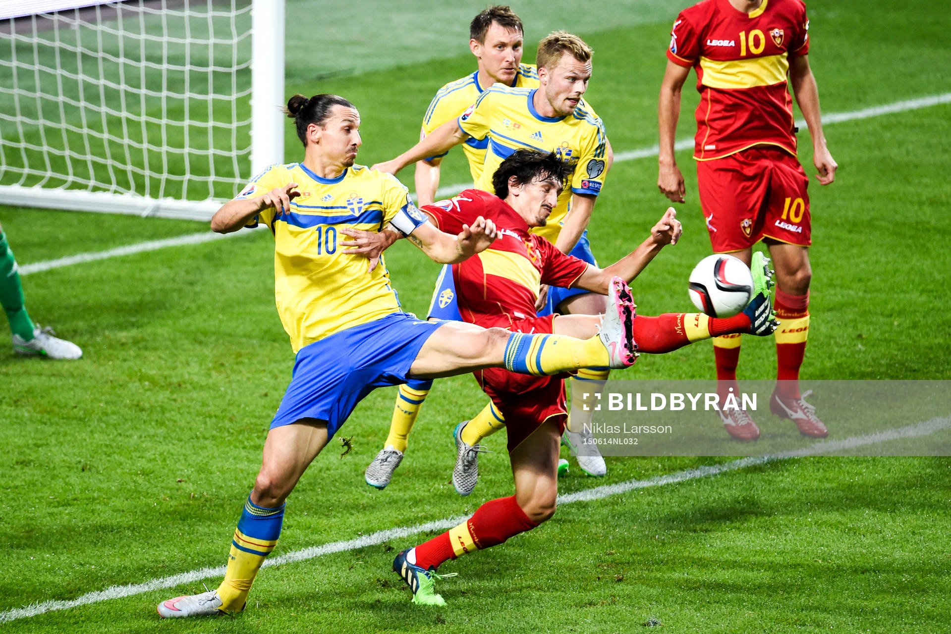 Sveriges Zlatan Ibrahimovic och Montenegros Zarko Tomasevic