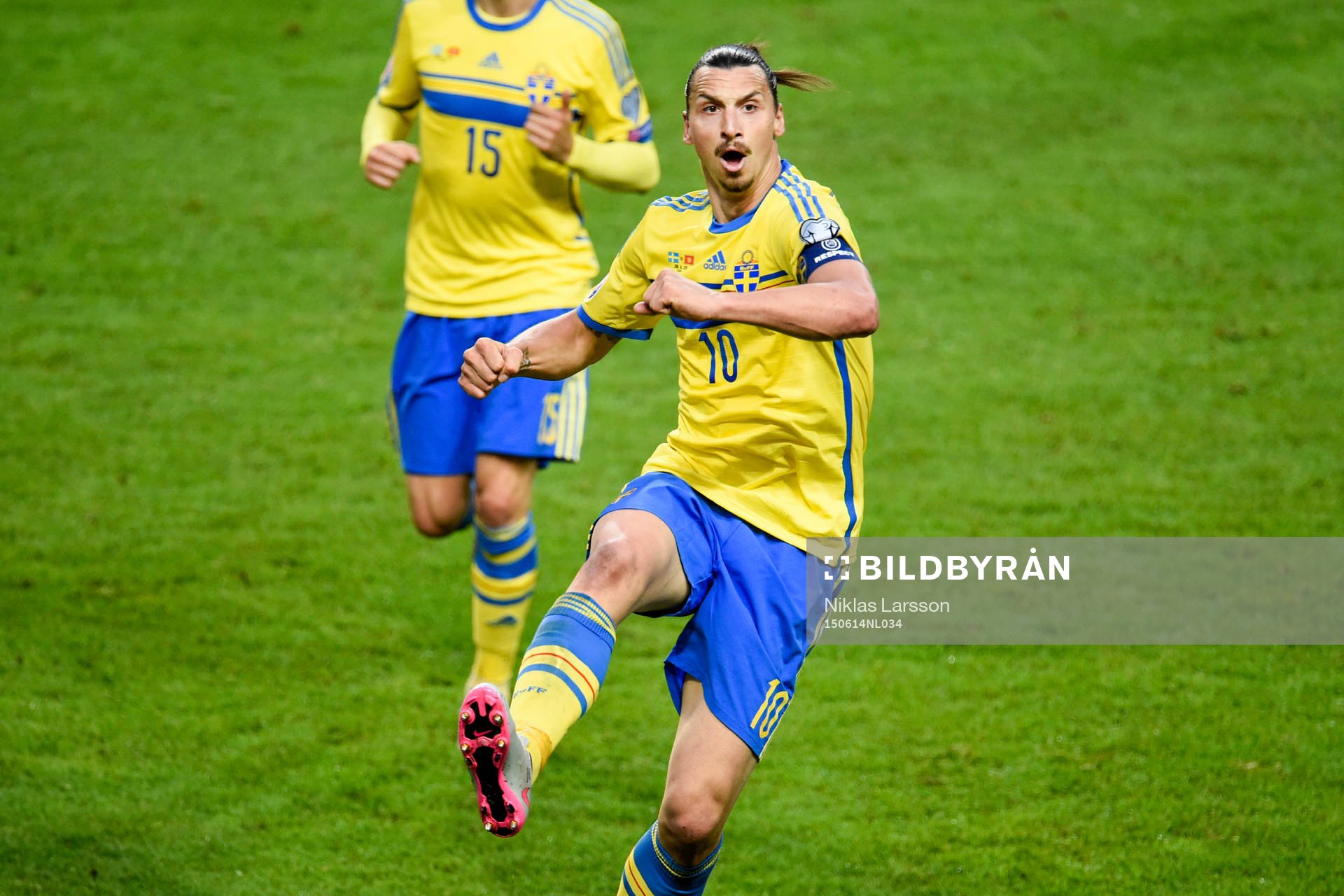 Sveriges Zlatan Ibrahimovic  jublar