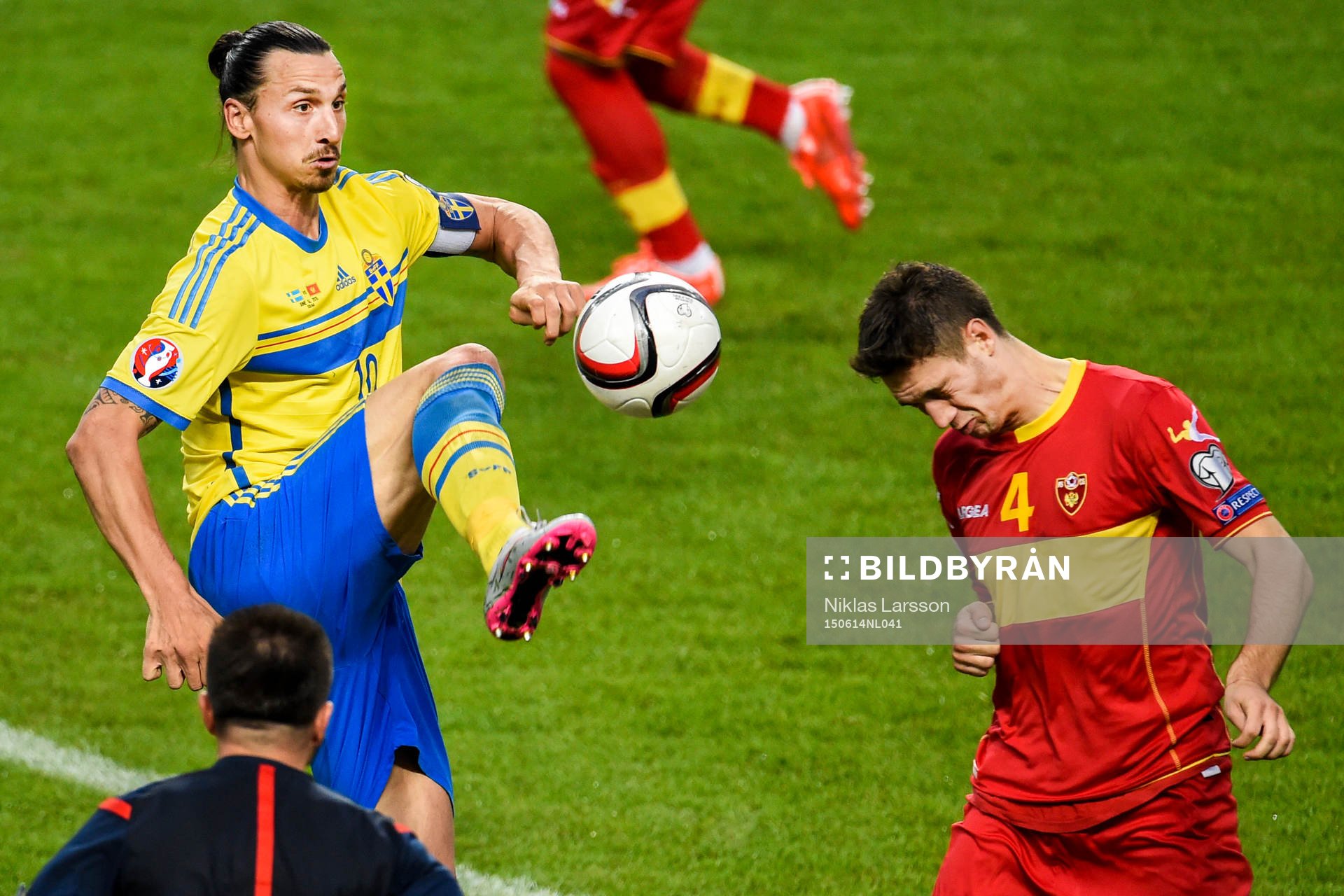Sveriges Zlatan Ibrahimovic och Montenegros Nikola Vukcevic