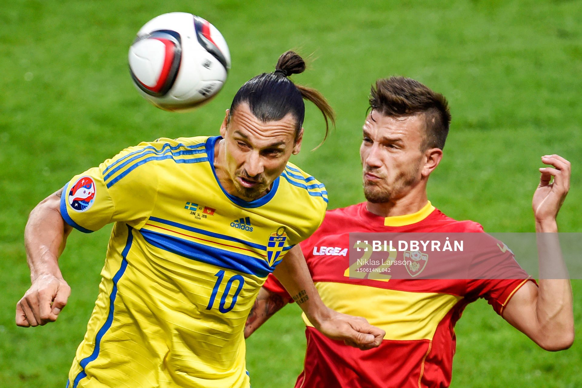 Sveriges Zlatan Ibrahimovic och Montenegros Marko Simic i