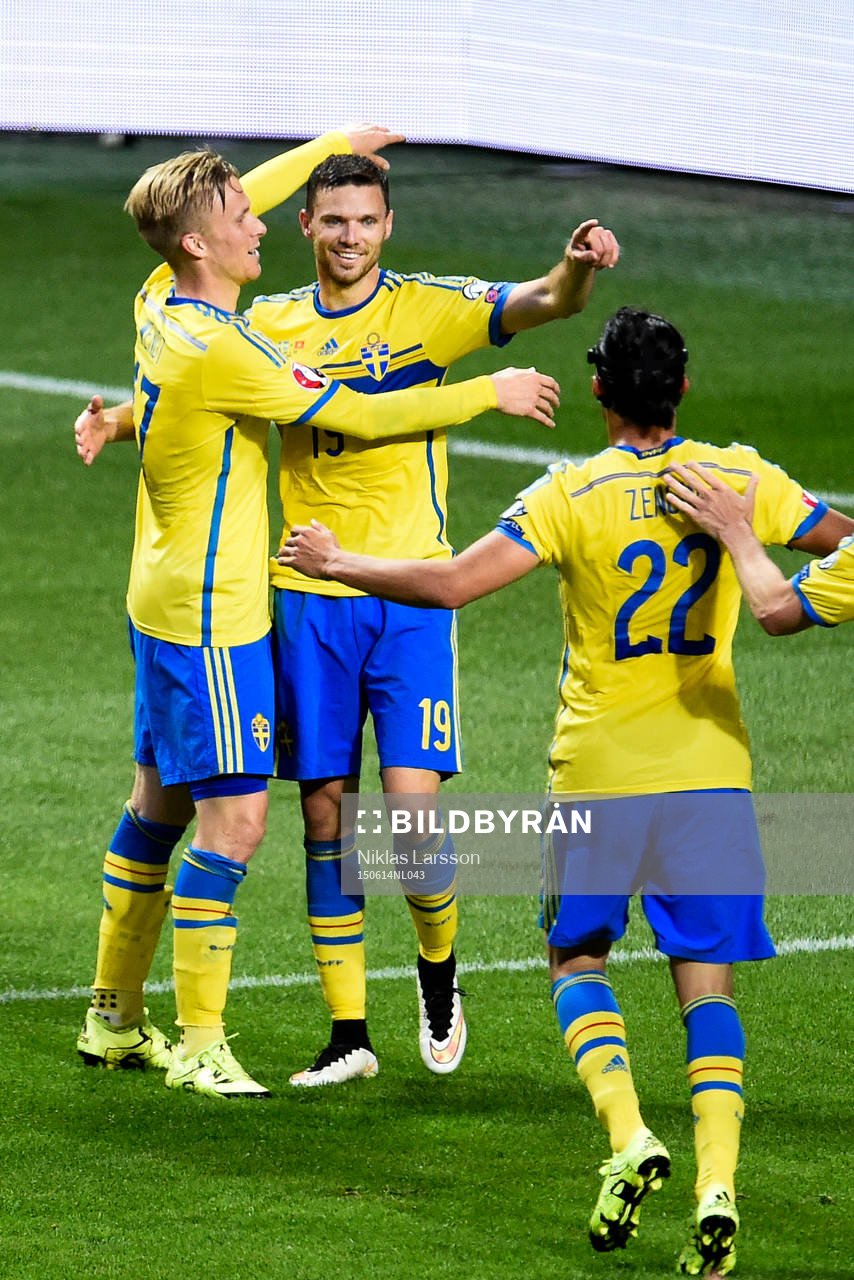 Sveriges Marcus Berg firar 1-0 med Oscar Wendt och Erkan
