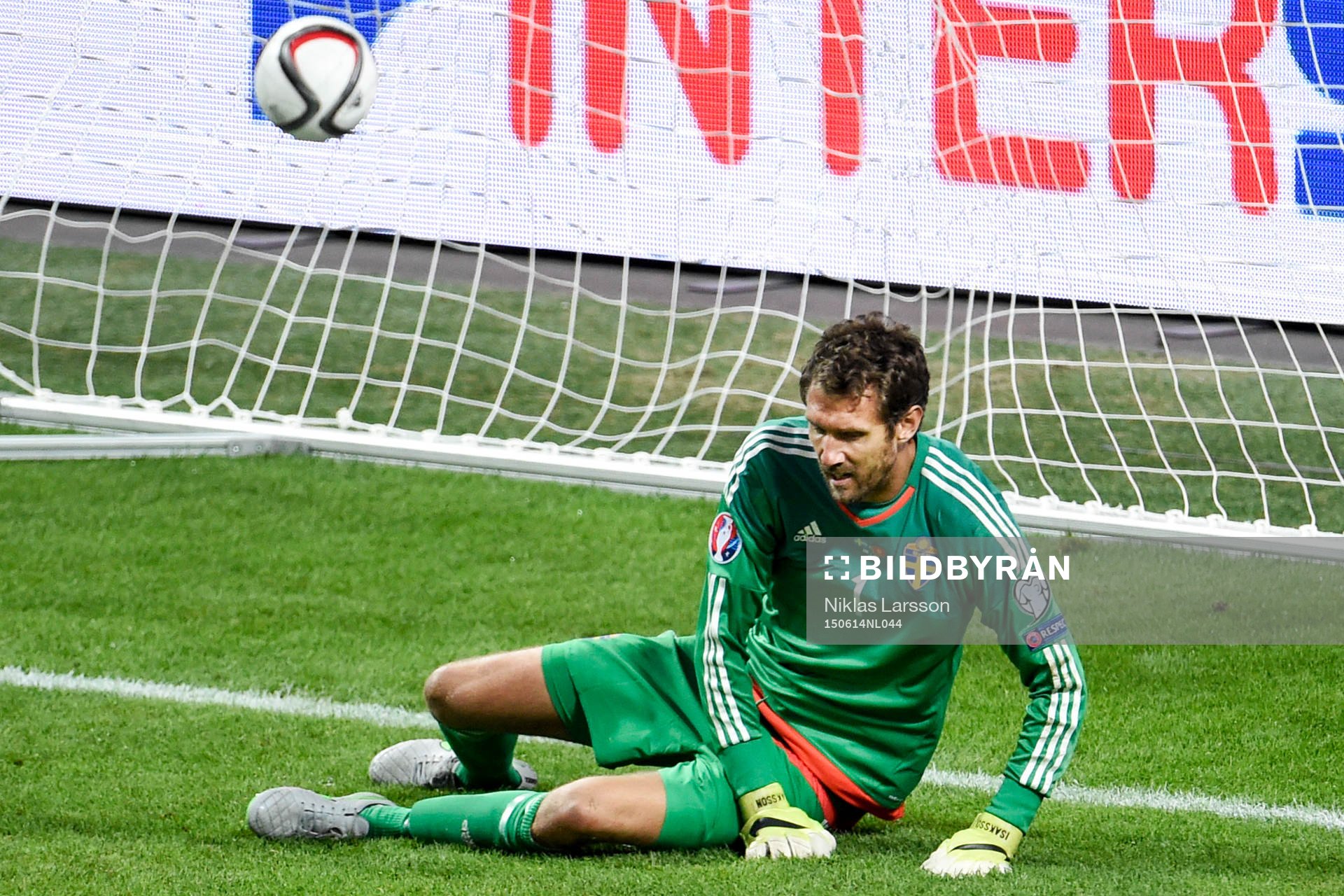 Sveriges målvakt Andreas Isaksson deppar