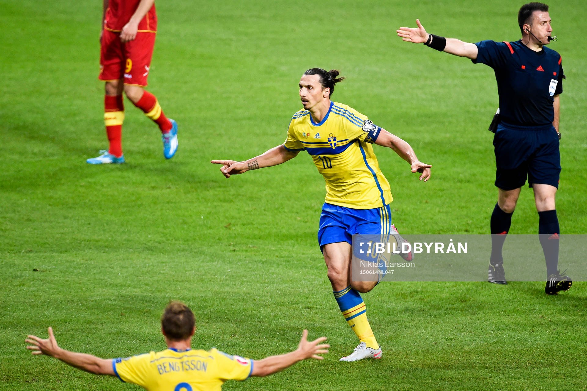 Sveriges Zlatan Ibrahimovic jublar