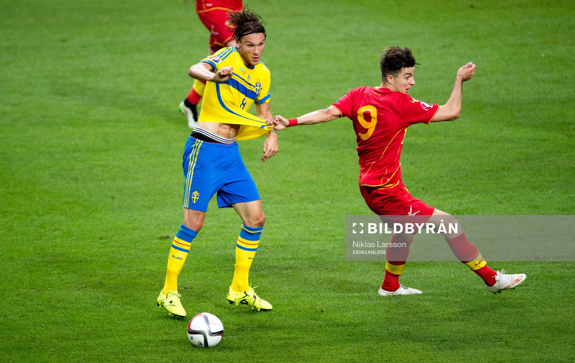 Sveriges Albin Ekdal får tröjan söndersliten av Montenegros Stefan Mugosa under EM-kvalet i fotboll mellan Sverige och Montenegro den 14 juni 2015 i Stockholm.