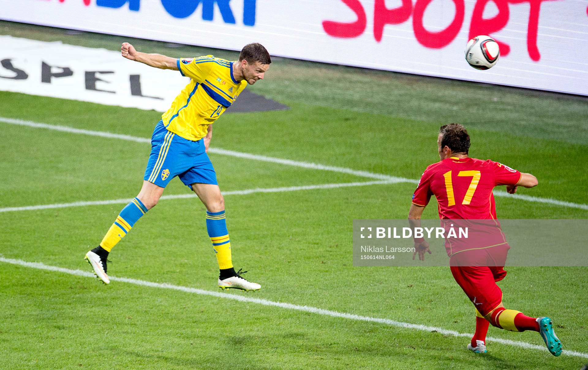 Sveriges Marcus Berg nickar in 1-0 målet