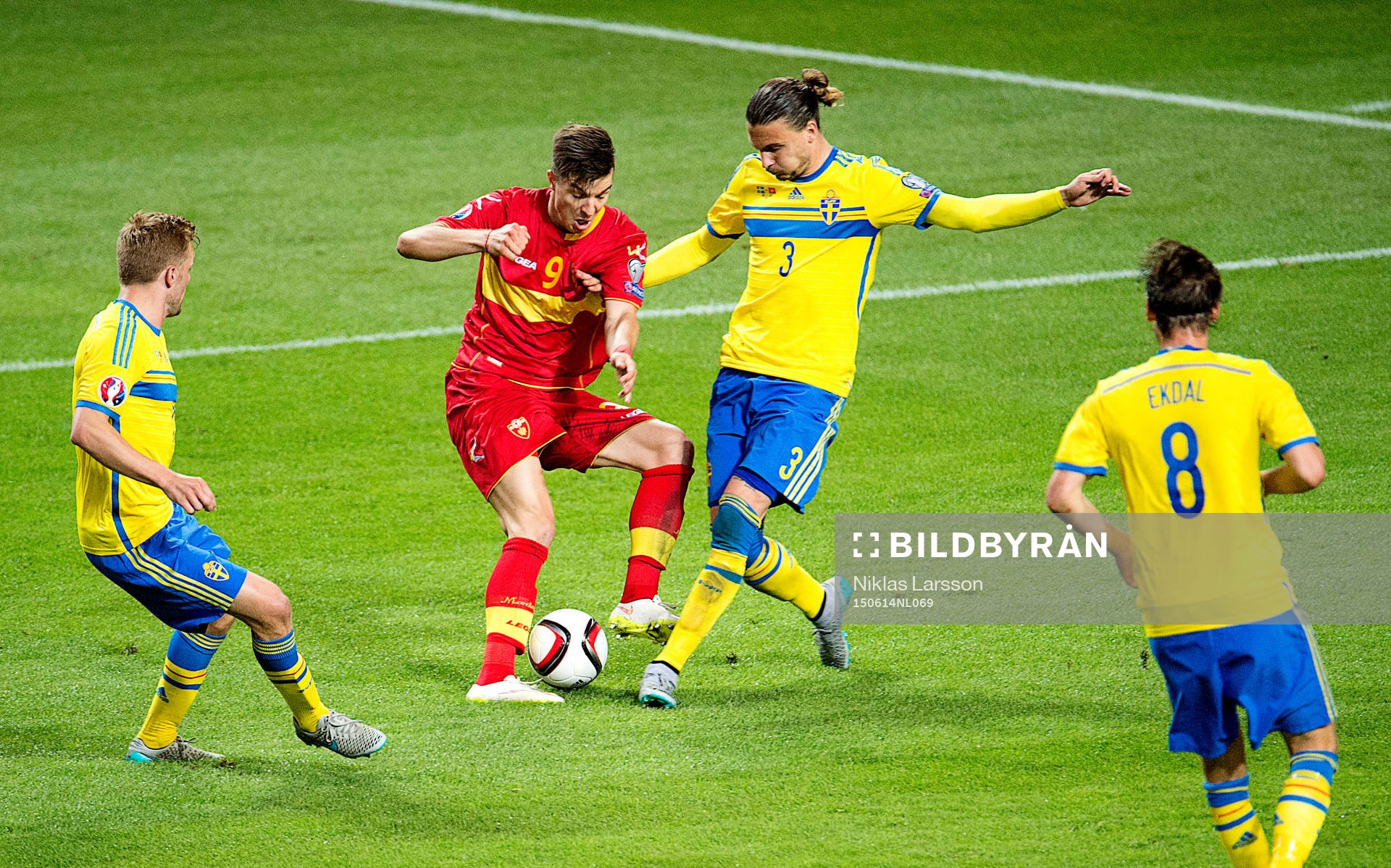 Sveriges Erik Johansson orsakar straff när han fäller Montenegros Stefan Mugosa under EM-kvalet i fotboll mellan Sverige och Montenegro den 14 juni 2015 i Stockholm.