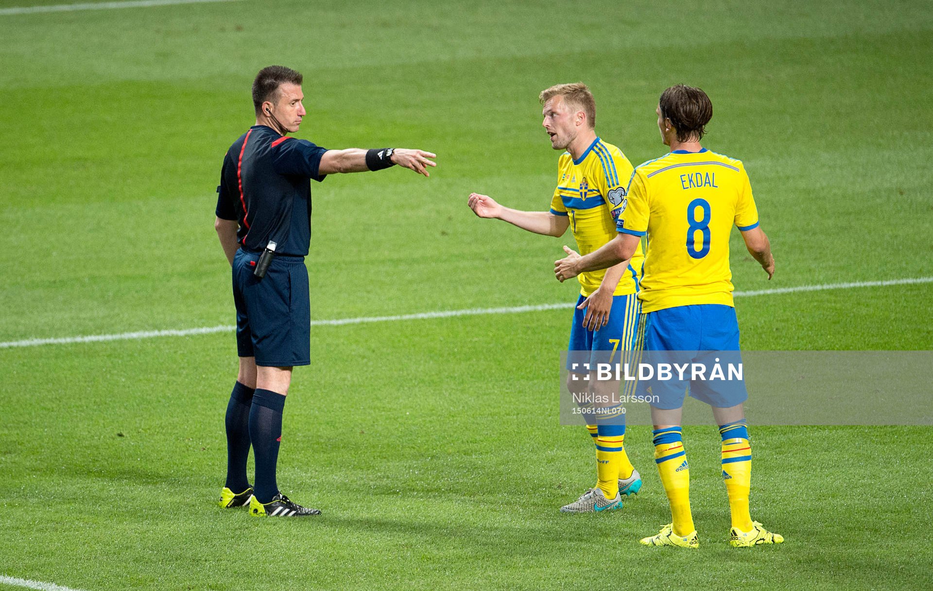 Domaren dömer straff och Sveriges Sebastian Larsson och