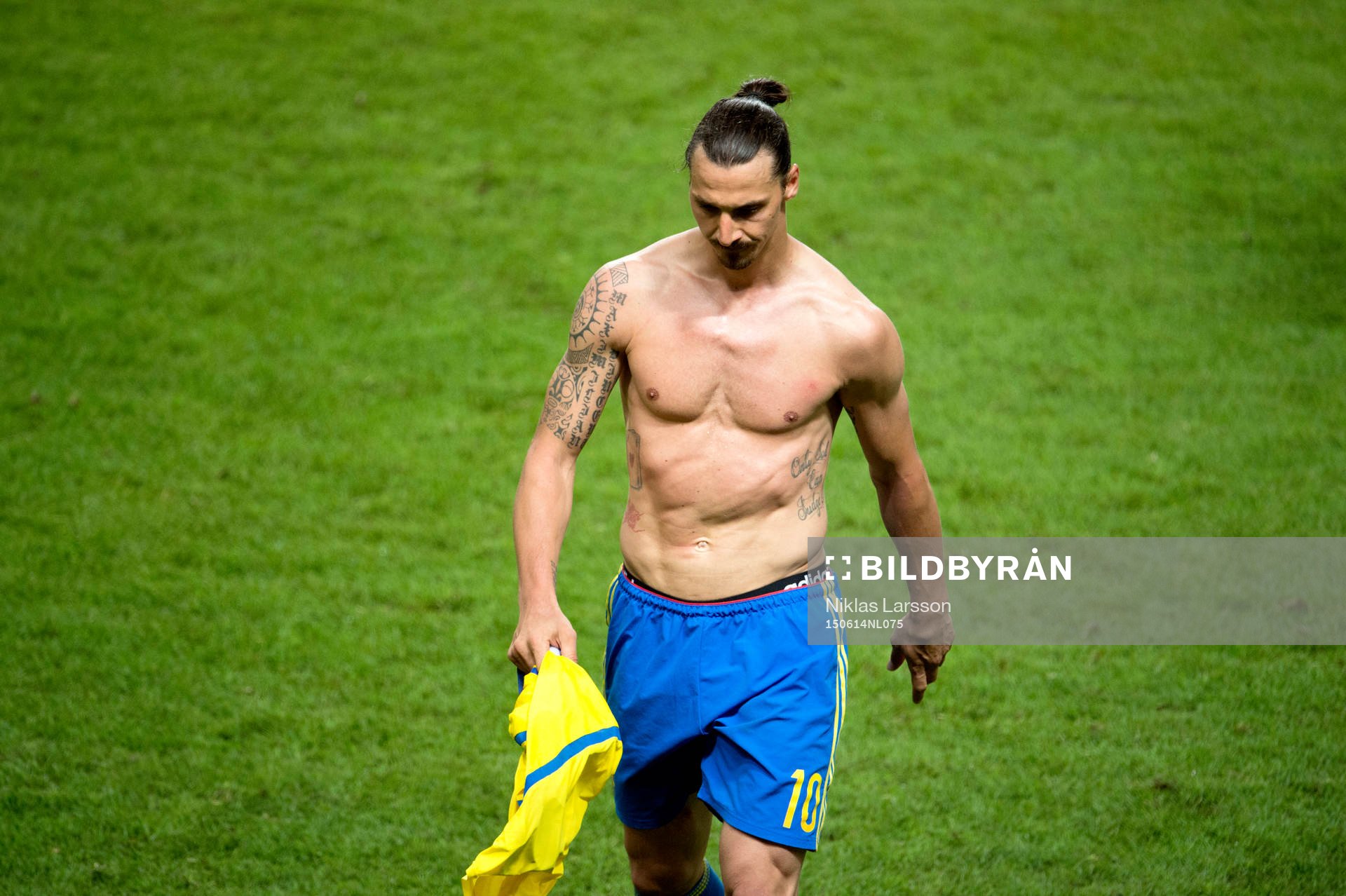Sveriges Zlatan Ibrahimovic i bar överkropp
