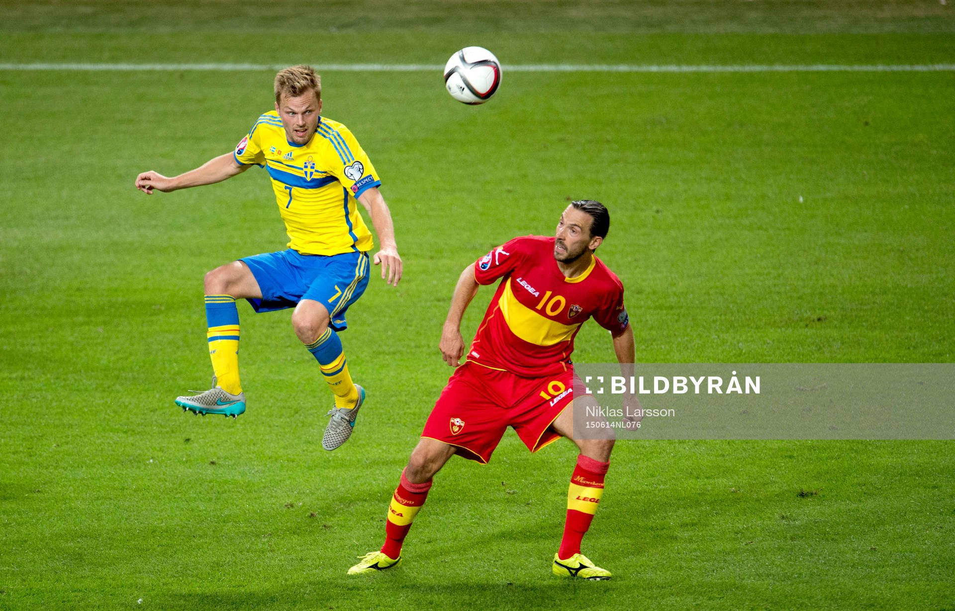 Sveriges Sebastian Larsson och Montenegros Dejan Damjanovic