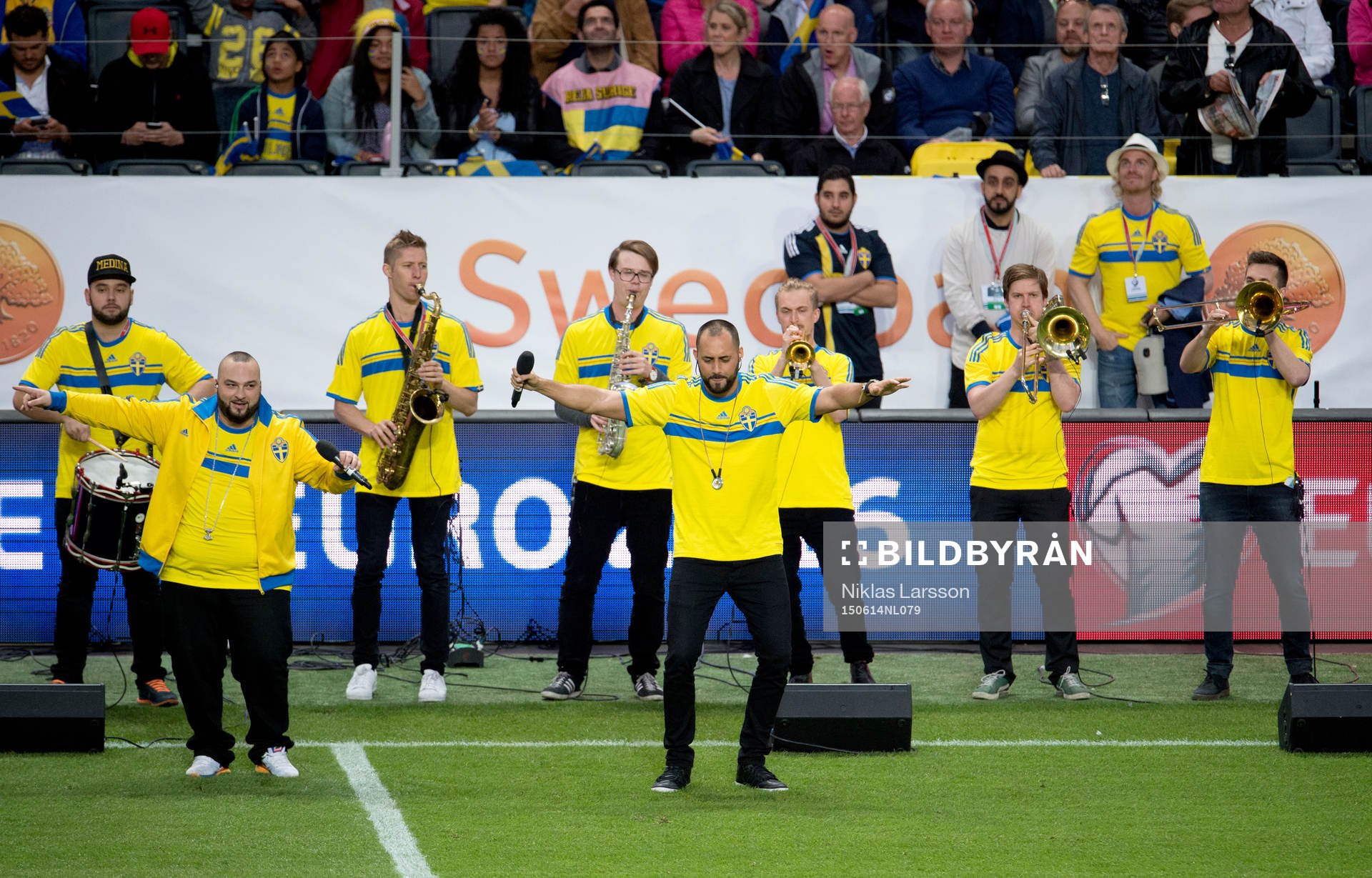Medina framför VM-låten