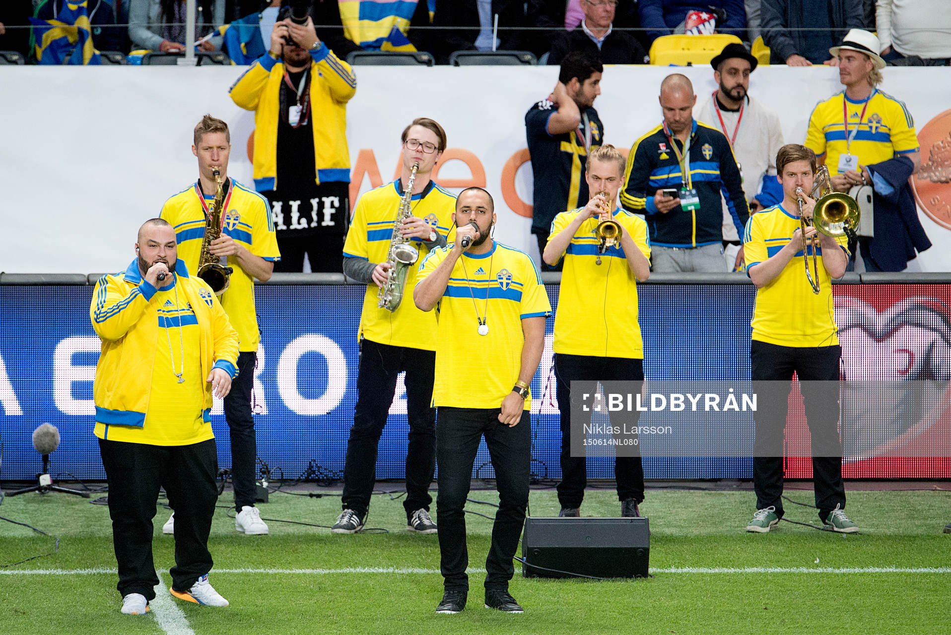 Medina framför VM-låten