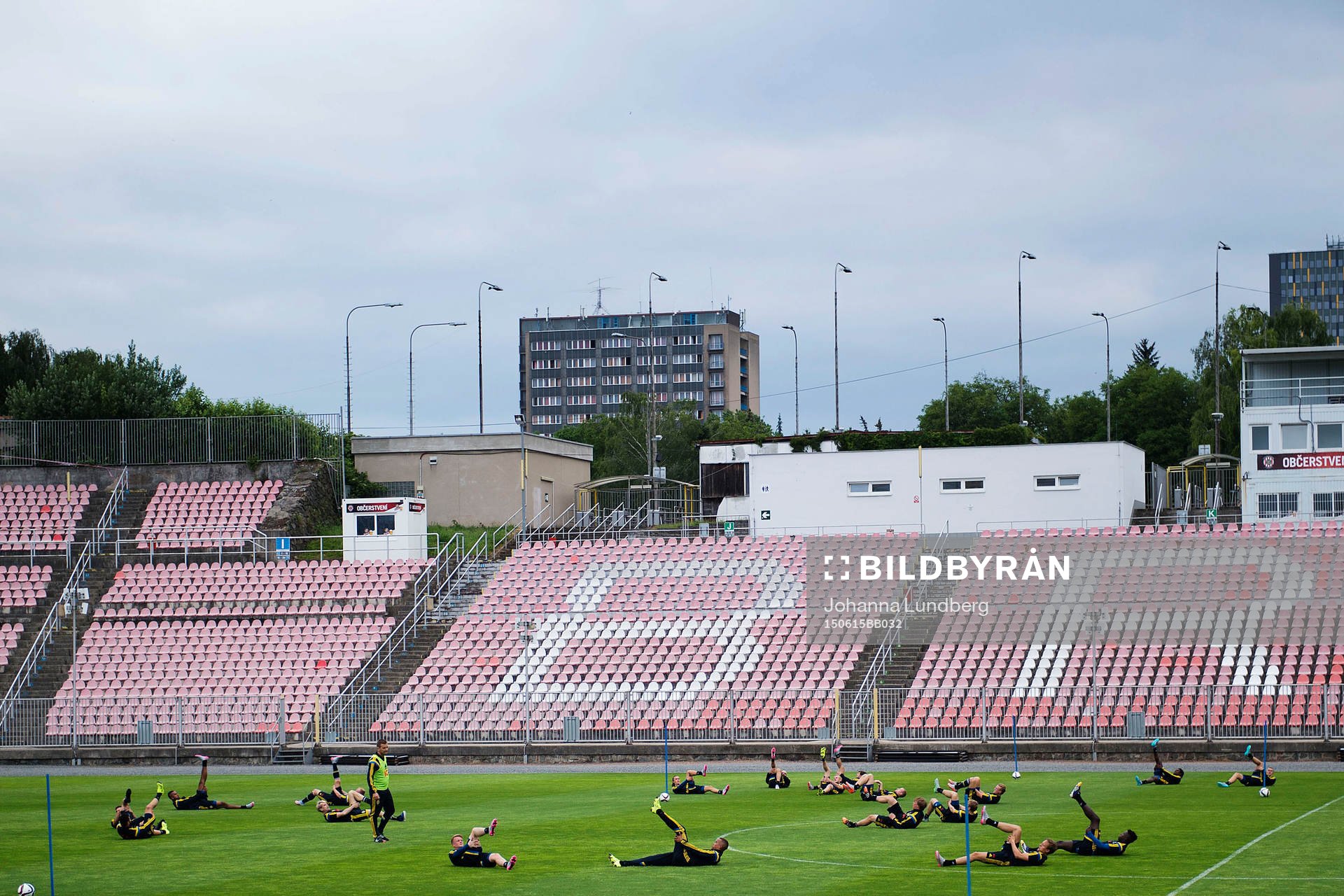 Sveriges spelare värmer upp på  Mestsky stadion Srbska
