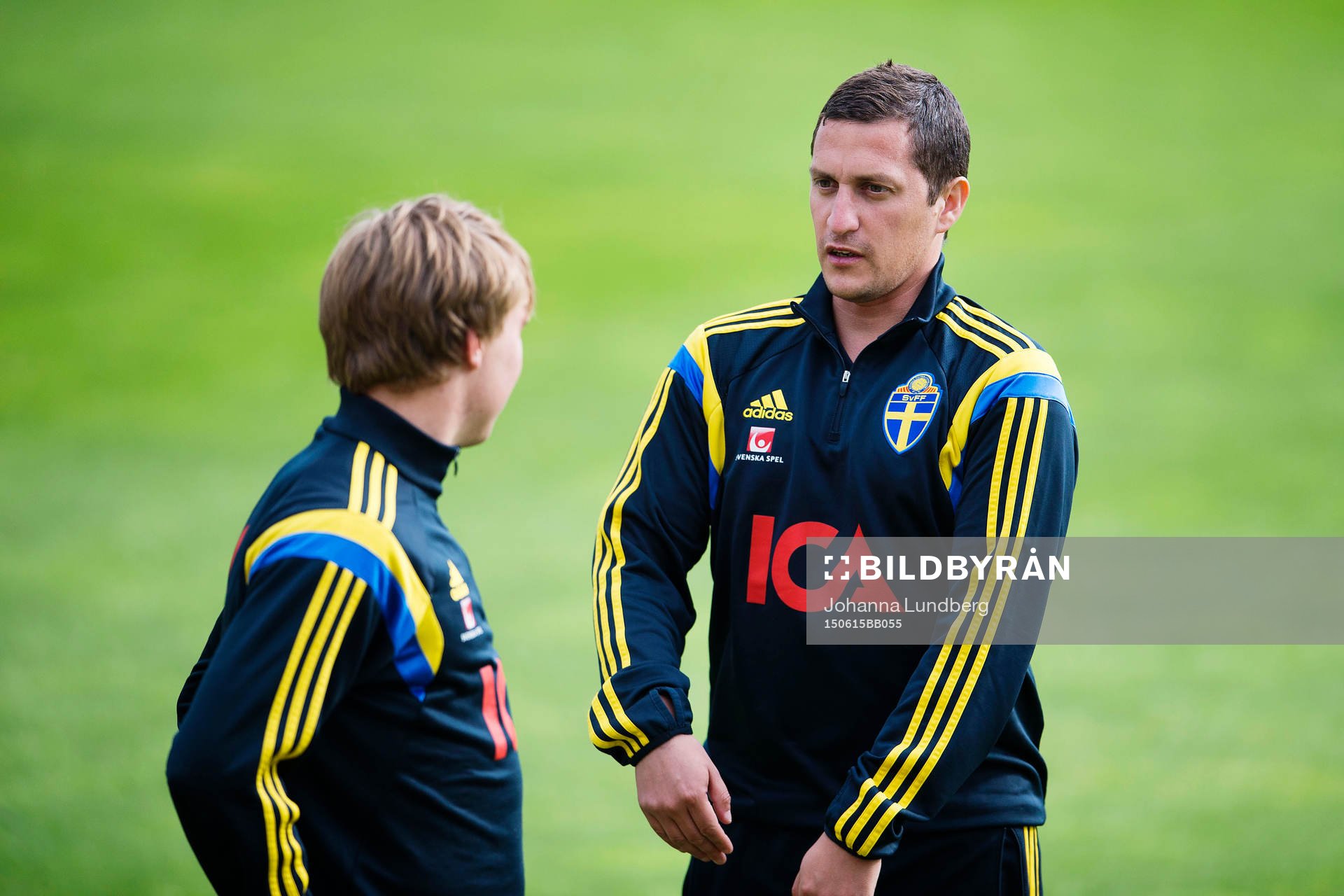 Sveriges scout Carlos Banda pratar med Simon Tibbling
