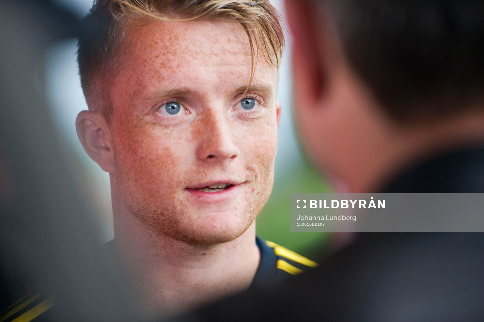 Sveriges Sam Larsson pratar med media