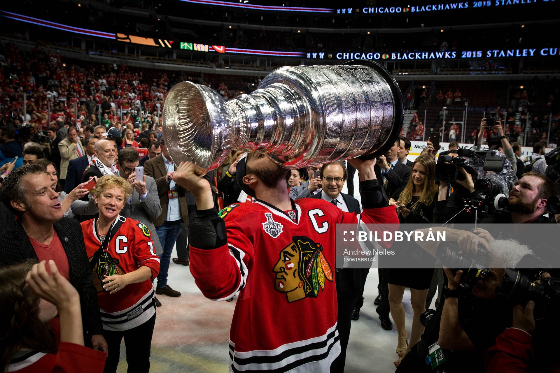 Chicago Blackhawks center Jonathan Toews (19) kisses the