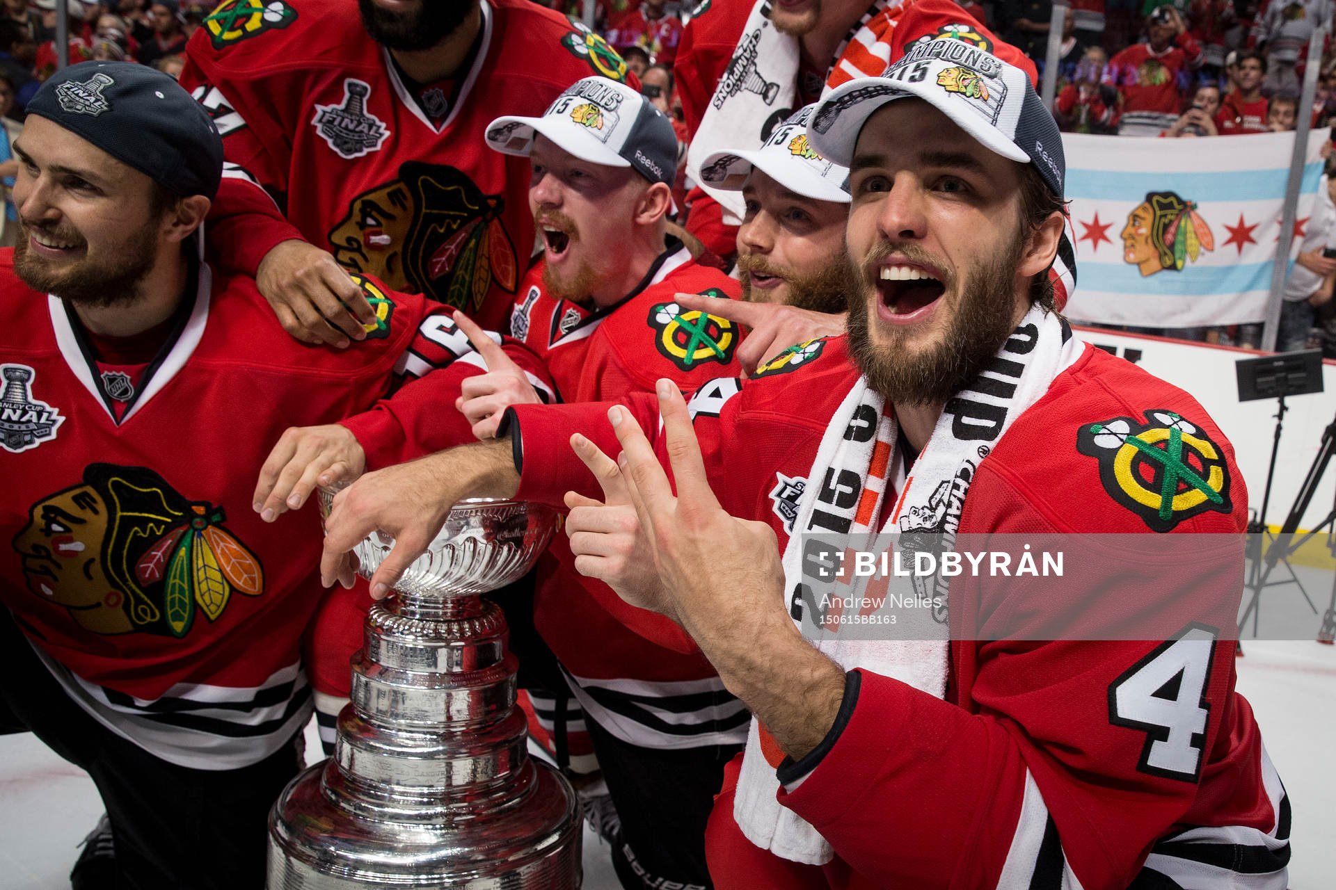 Chicago Blackhawks defenseman Niklas Hjalmarsson (4)