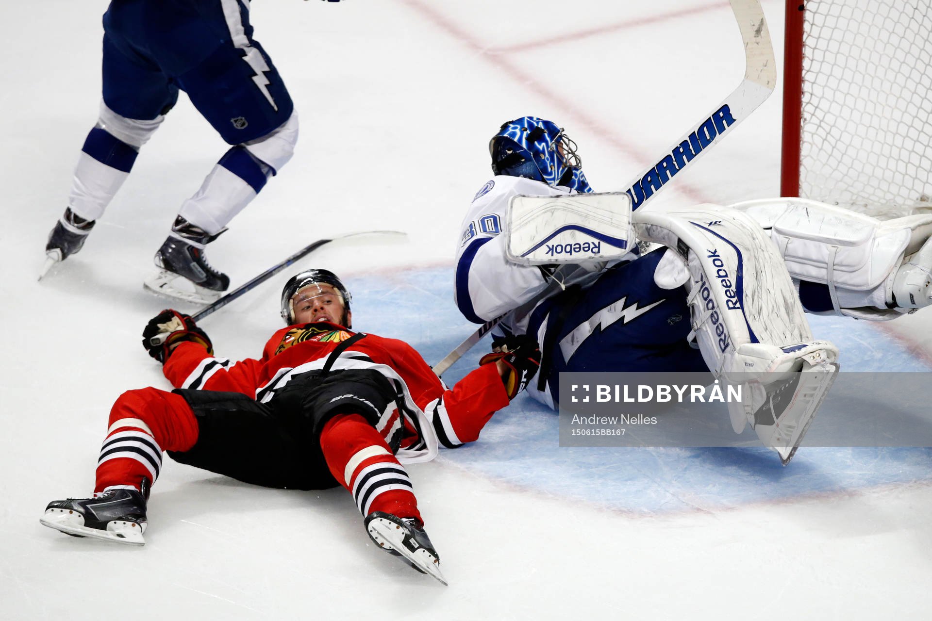 Chicago Blackhawks center Jonathan Toews (19) slides into