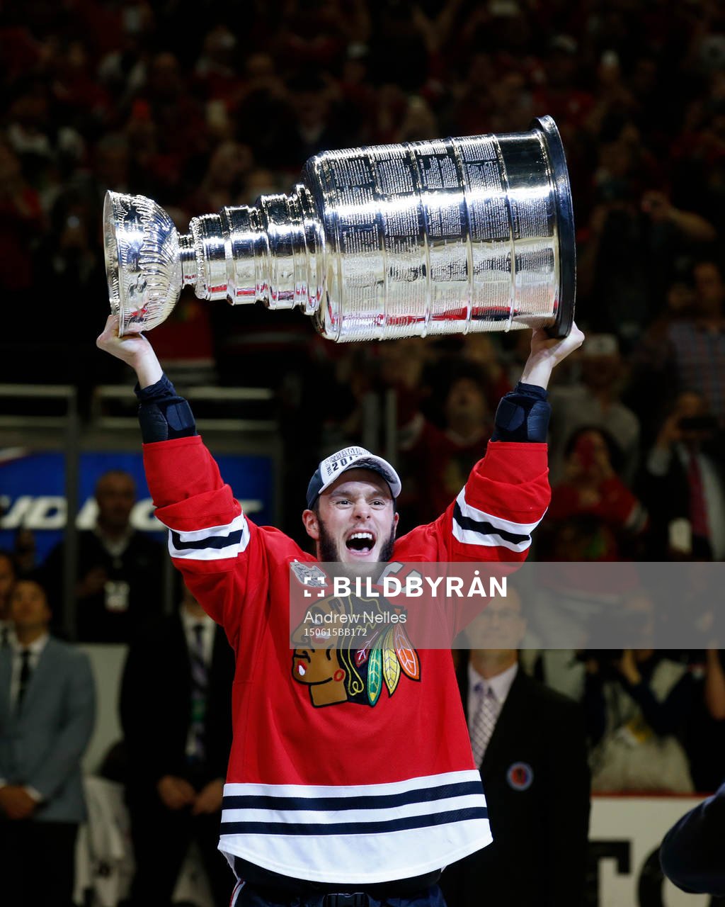 Chicago Blackhawks center Jonathan Toews (19) celebrates